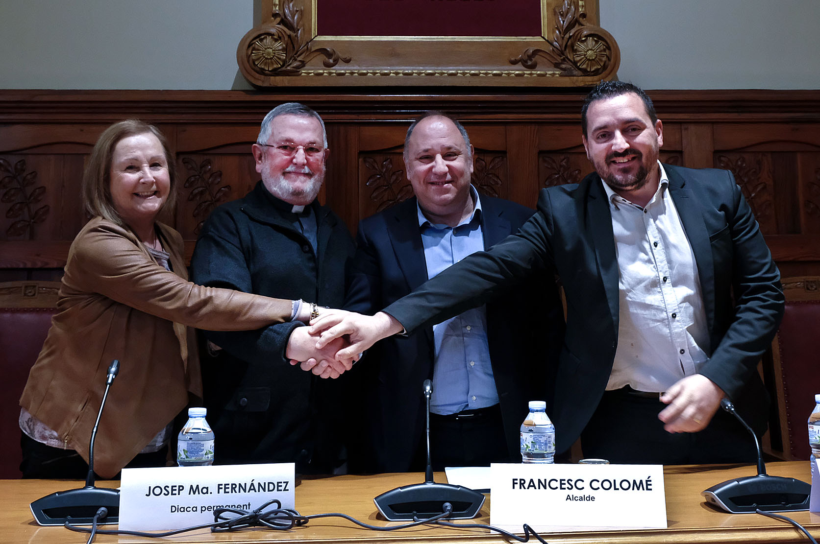 L'alcalde, Francesc Colomé, i Mossèn Josep Maria Fernández, al centre, amb els regidors Rosa Pruna, Juan Antonio Corchado, en la firma de l'acord, aquest dijous