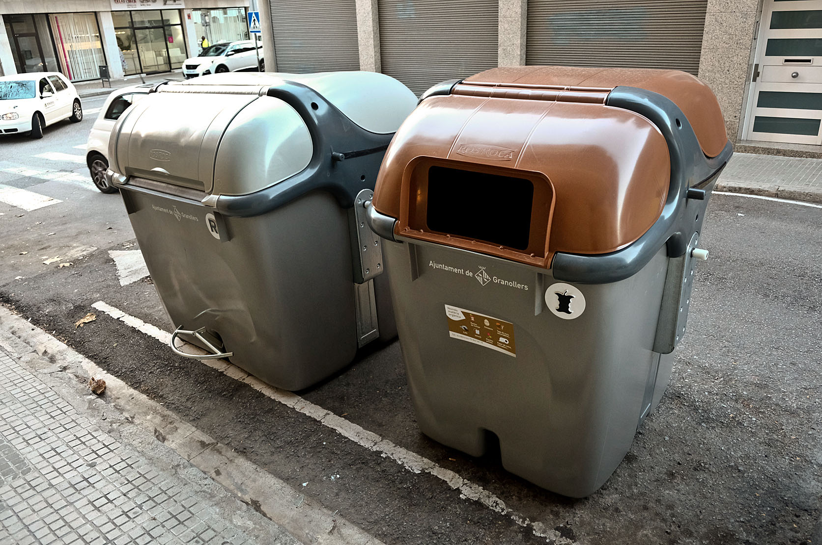 Uns contenidors al carrer Sant Jaume de Granollers