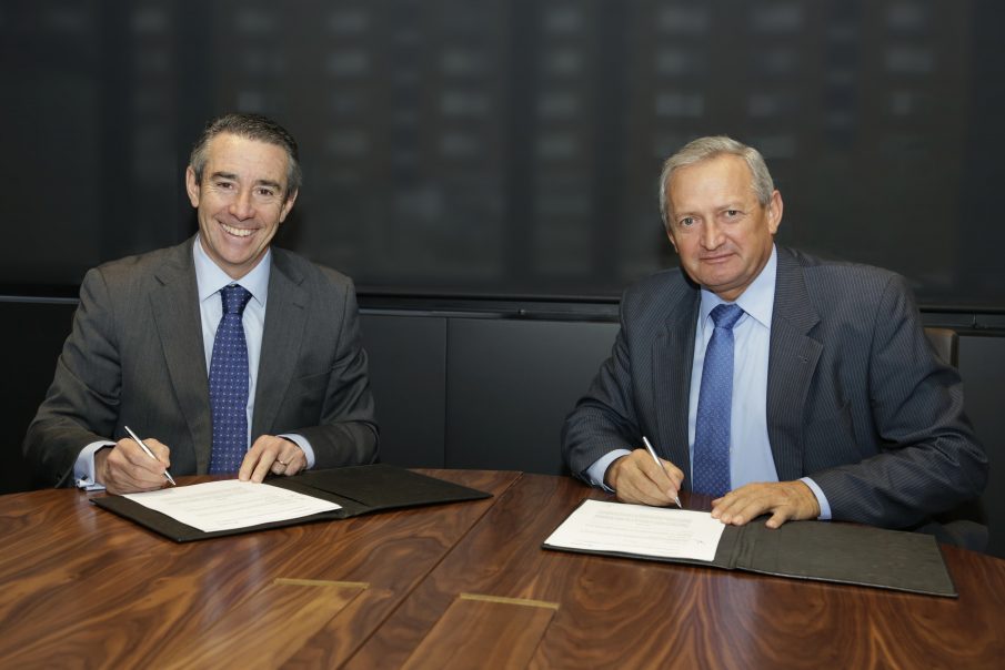 El director general de CaixaBank, Juan Alcaraz, i el president de Cooperatives Agro-alimentàries, Ángel Villafranca, van signar la renovació del conveni