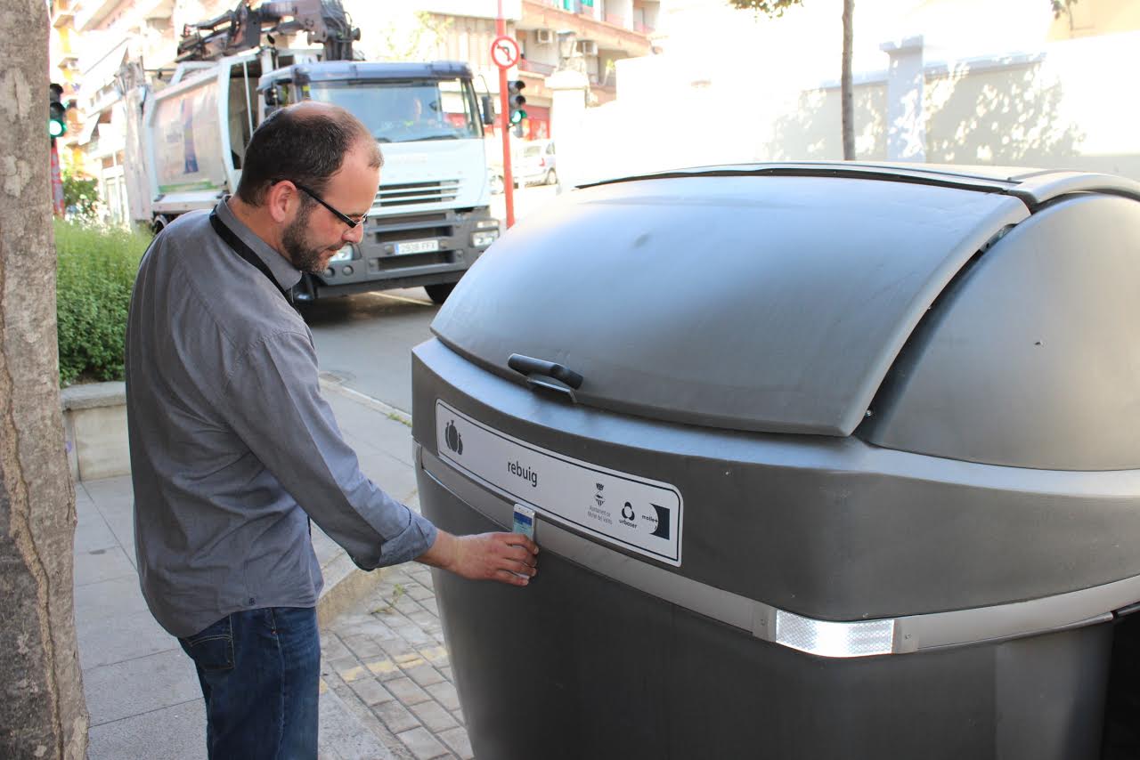 Mollet ha introduït millores al sistema de recollida d'escombraries, com els xips als contenidors
