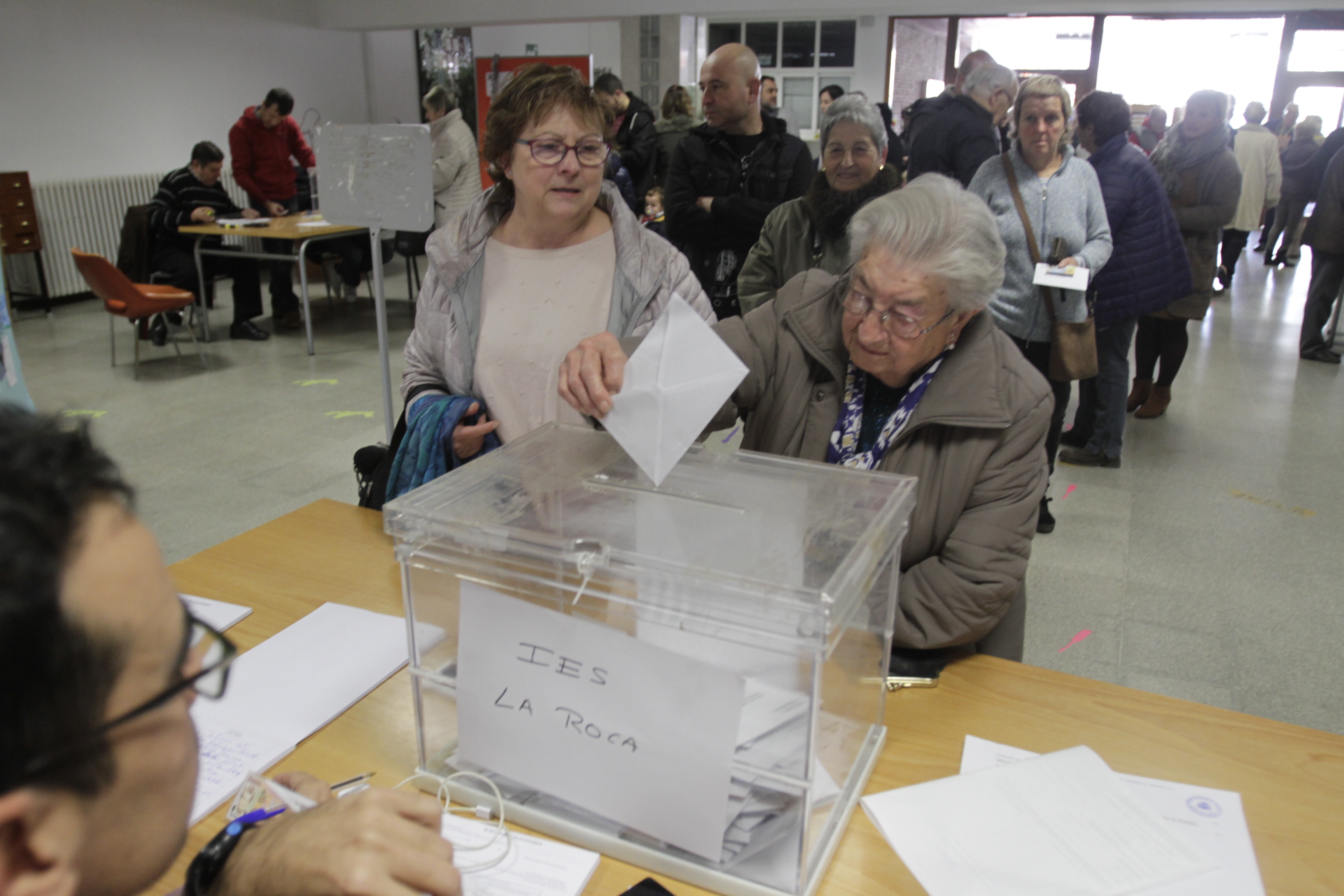 Una ciutadana vota a la Roca