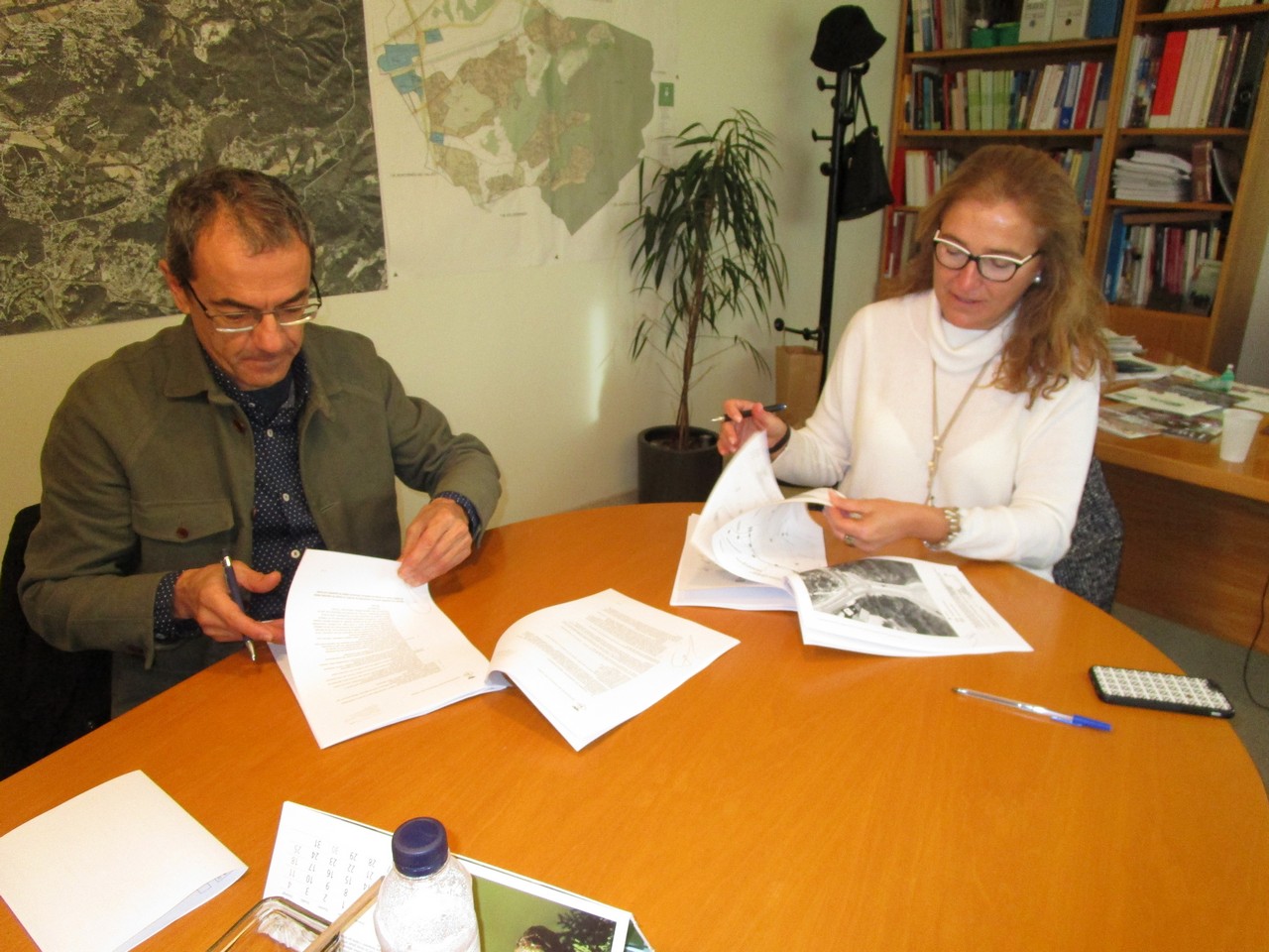 Las firma del contracte per a la instal·lació de les càmeres, amb l'alcaldessa, Yolanda Lorenzo, a la dreta de la imatge