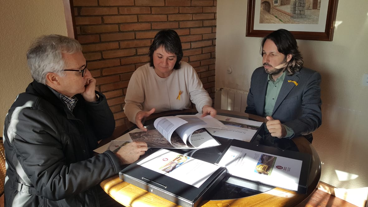 Montse Barniol, al mig, rep el document dels responsables de la Diputació de Barcelona