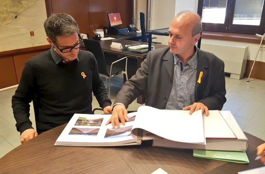 Albert Marcé, alcalde de Rupit i Pruit, amb el diputat Jordi Fàbrega