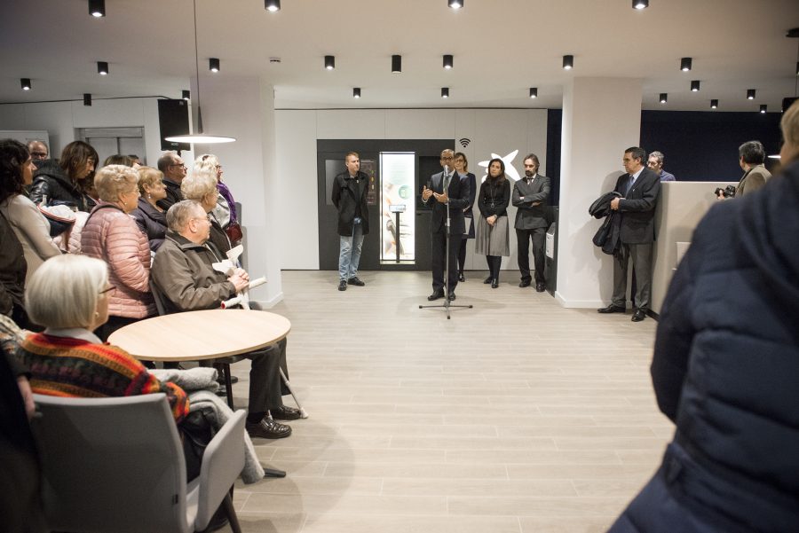 Un moment de la inauguració de la nova oficina de CaixaBank a Manlleu