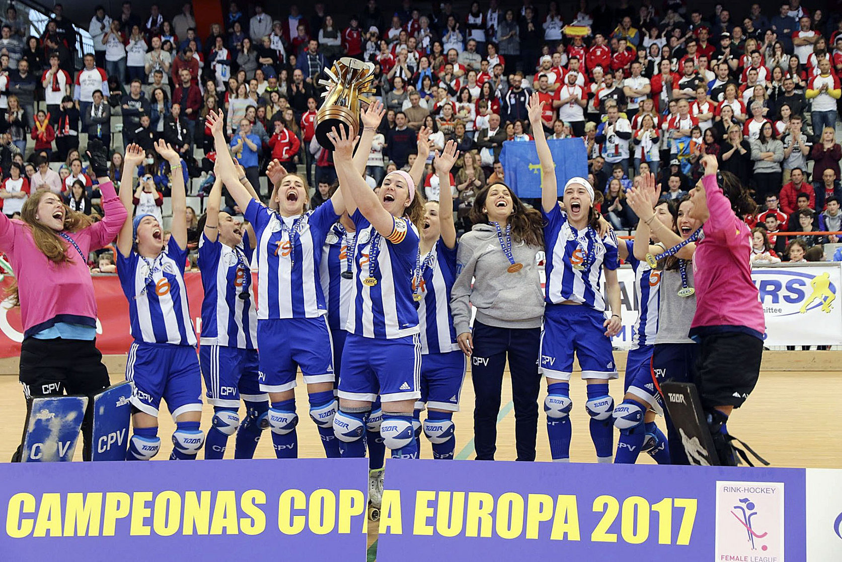 La capitana voltreganesa, Anna Romero, aixeca la cinquena Copa d'Europa l'any passat a Gijón