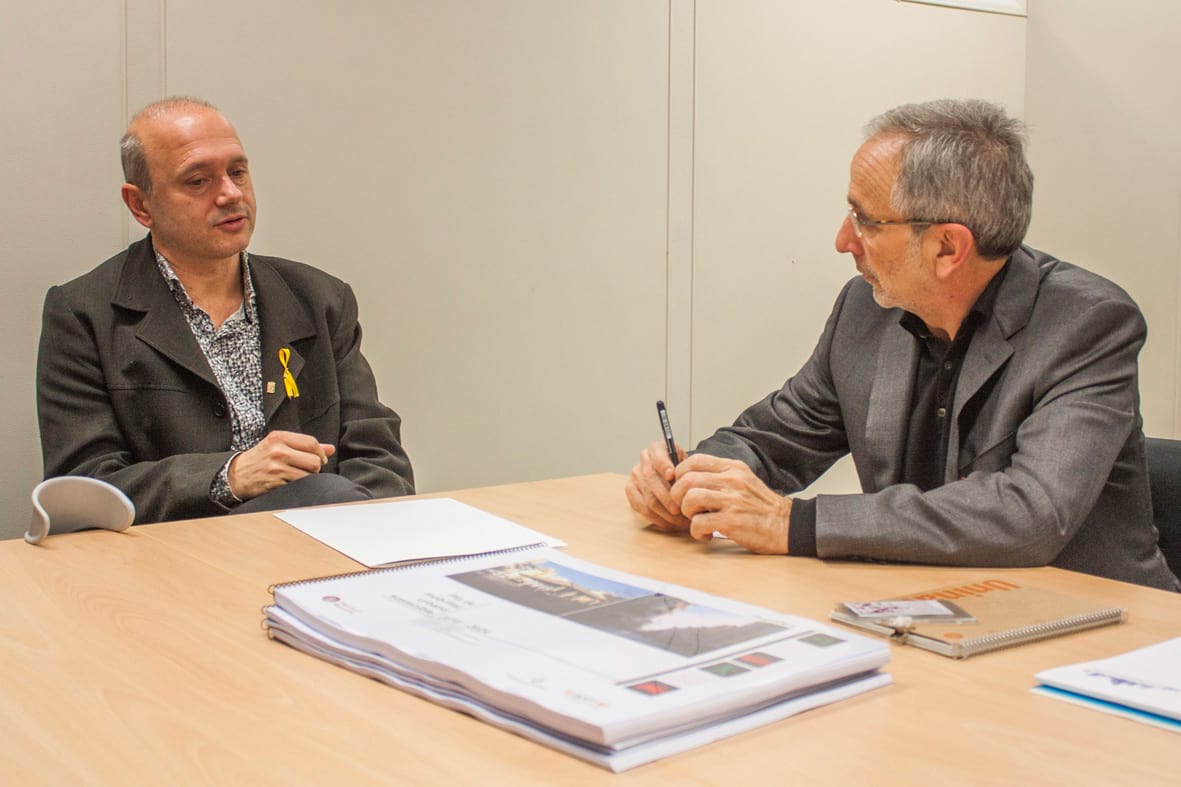 Jordi Fàbrega ha lliurat el document aquest dimecres a l'alcalde Josep Mayoral