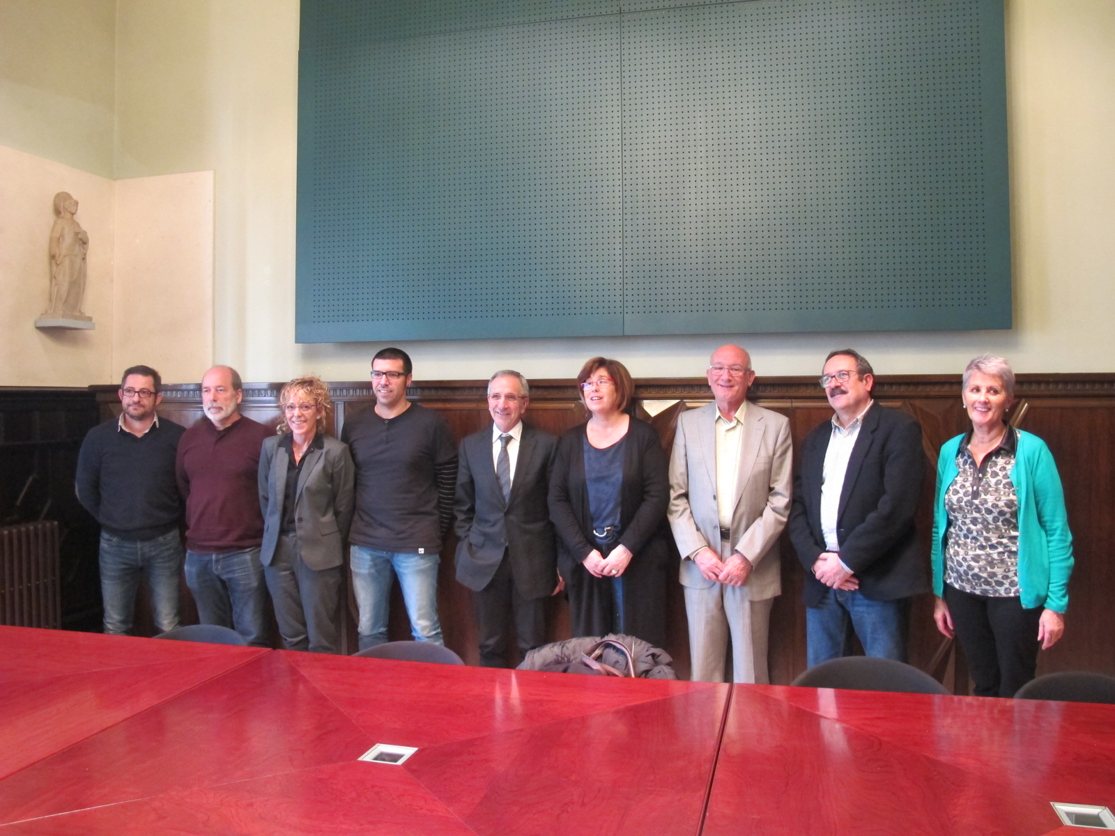 Representants municipals, de l'EMT, del Gremi i de l'empresa Isoveri, després de la firma del conveni