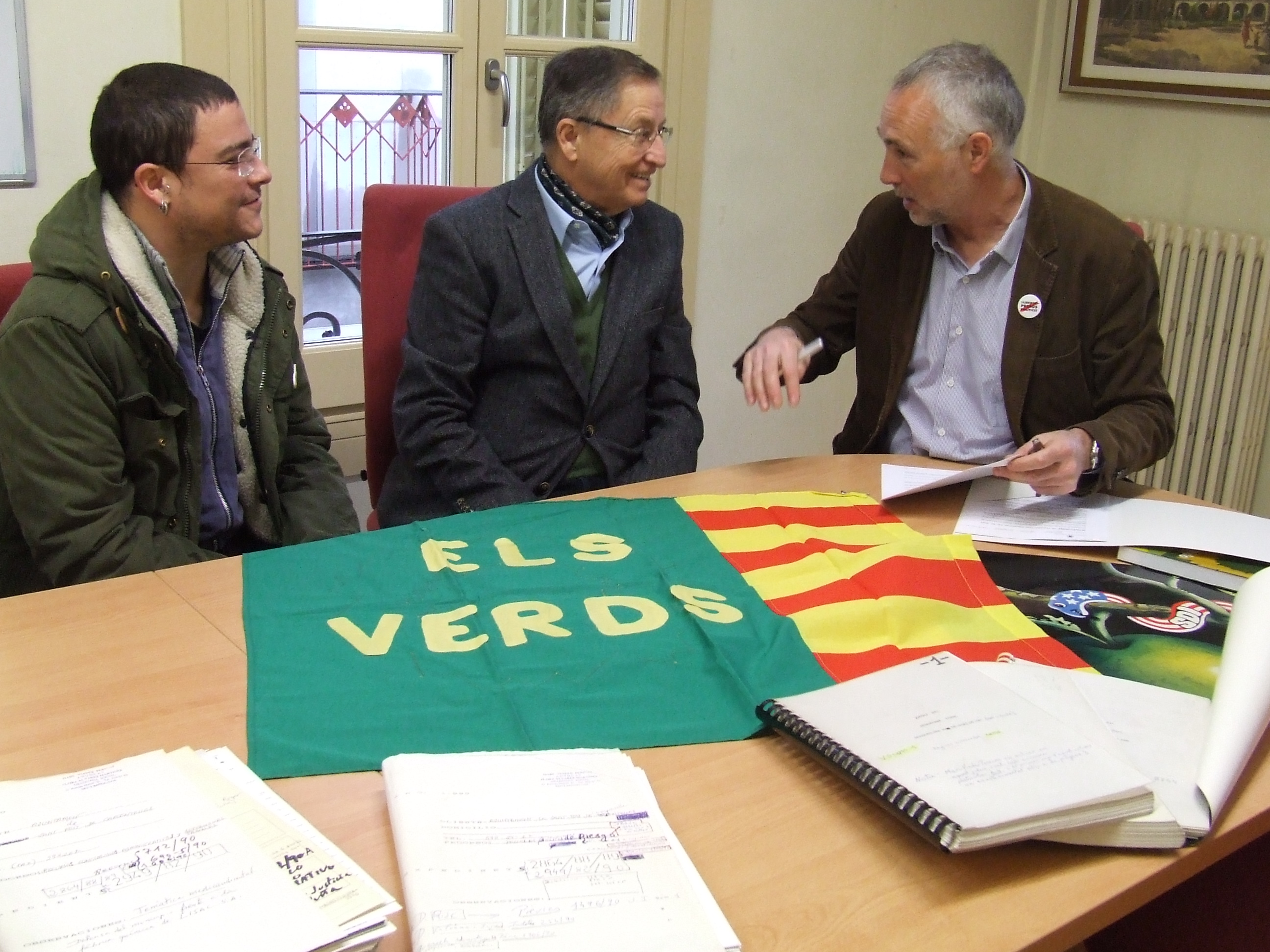 Marc Viader i l'alcalde, Enric Olivé,han signat l'acta de cessió