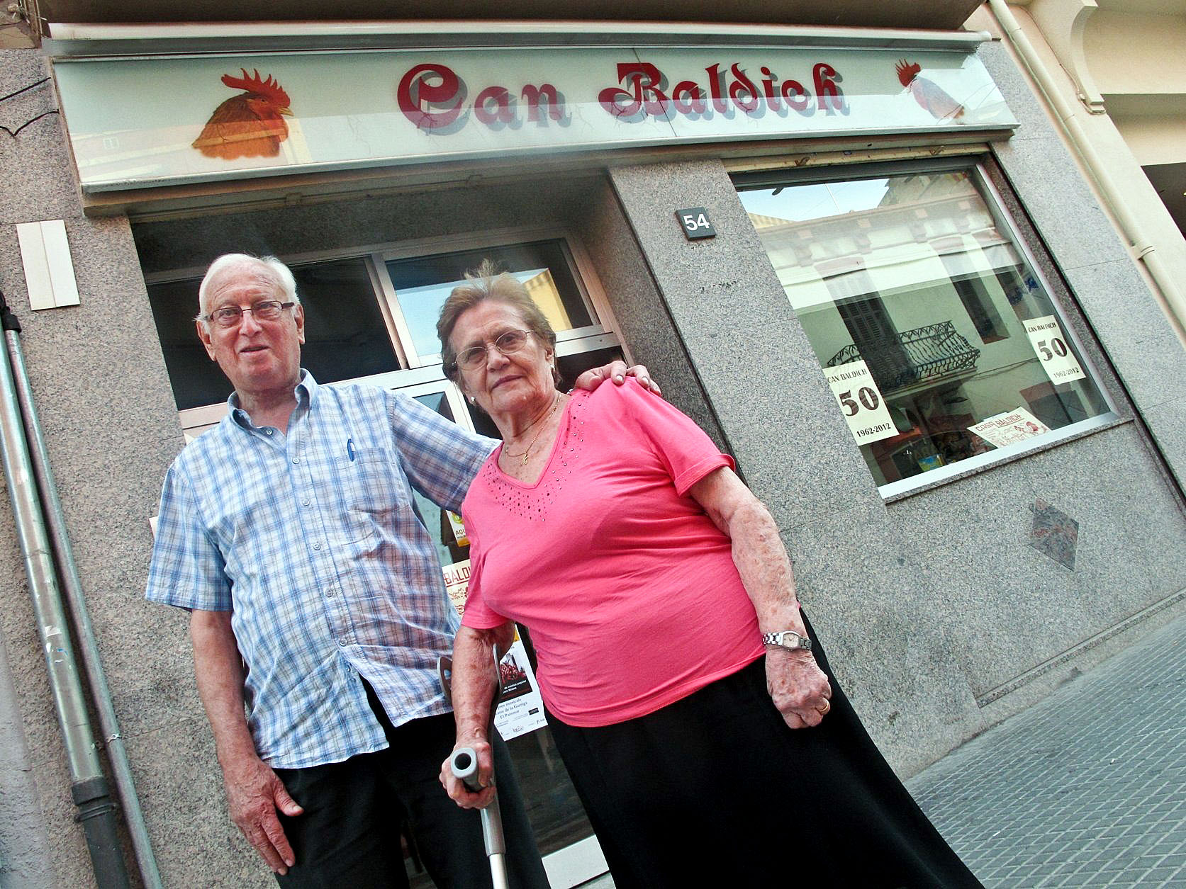 Miquel Baldich i la seva dona, l’any 2012, davant de la botiga