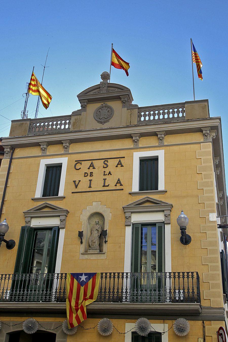 Bandera espanyola a la façana de l'Ajuntament de Torelló