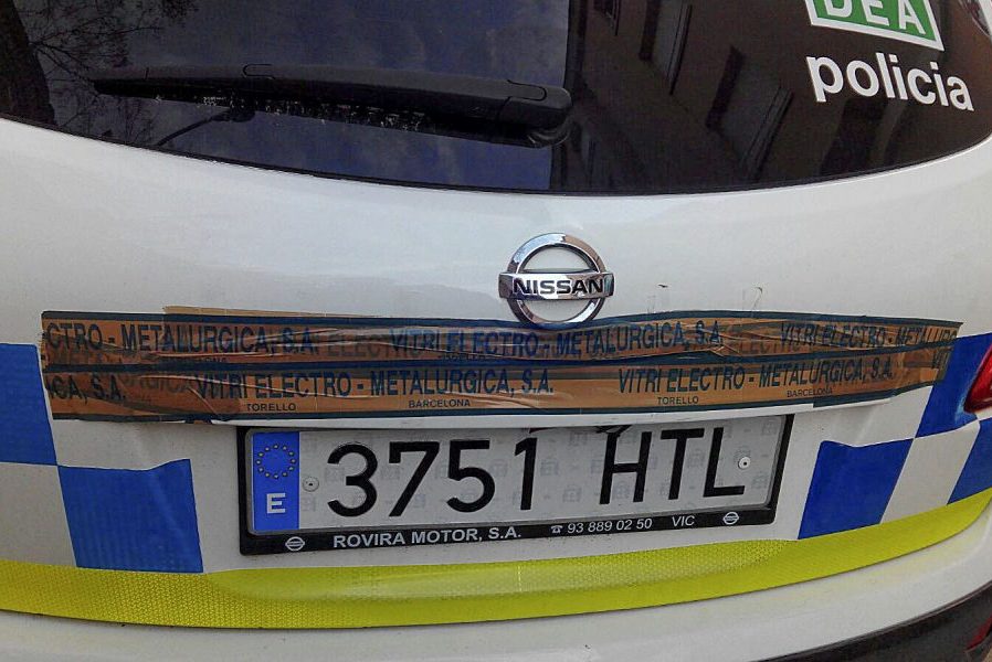 Una peça apedaçada del Nissan Qashqai de la policia torellonenca