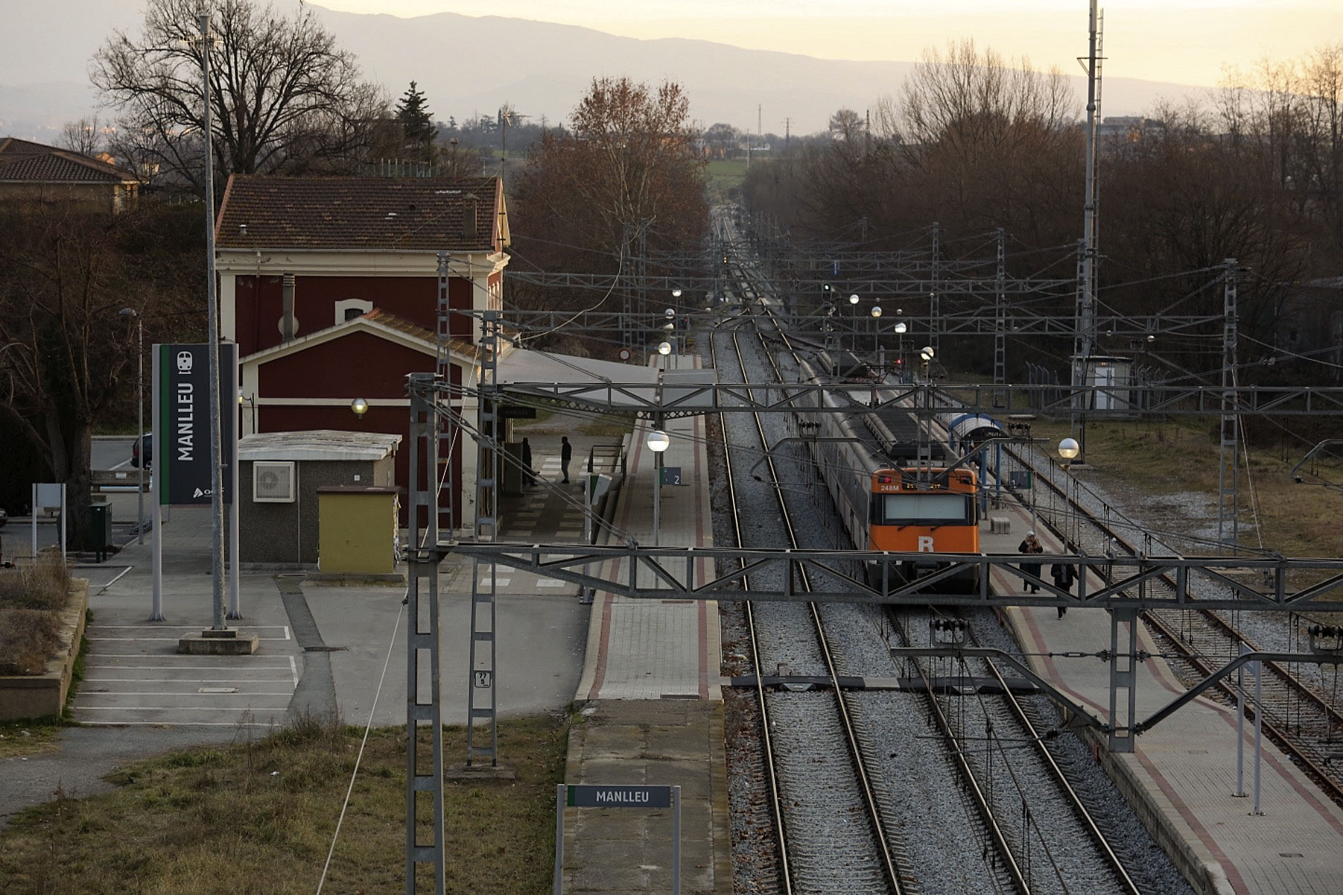 Vista actual de l’estació de passatgers de Manlleu. L’Ajuntament explora la idea de fer-n’hi una de mercaderies