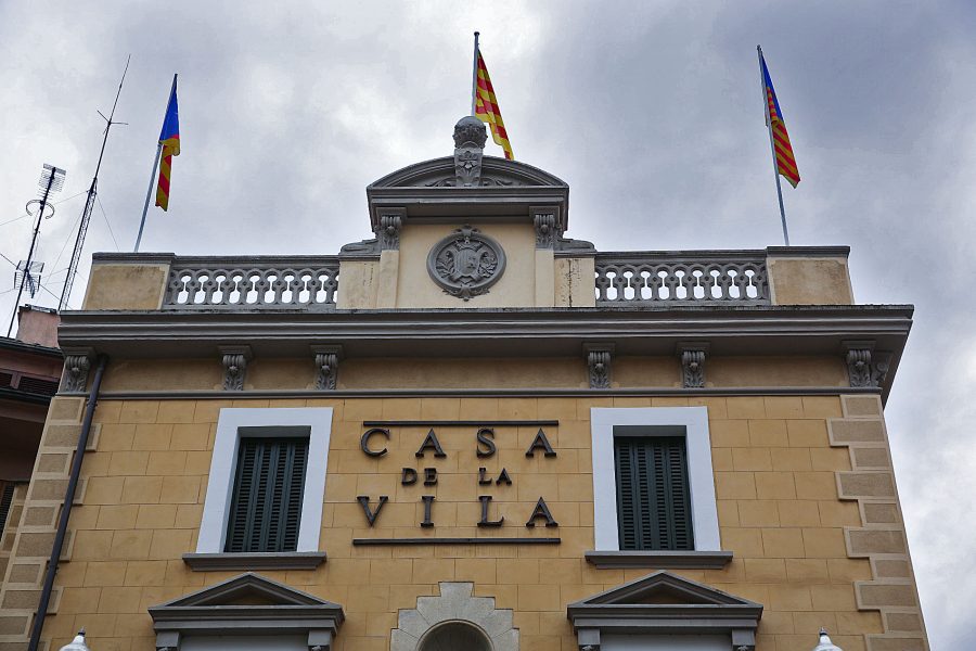 L’Ajuntament penjarà a principis d’aquesta setmana la bandera espanyola i haurà de retirar l’estelada