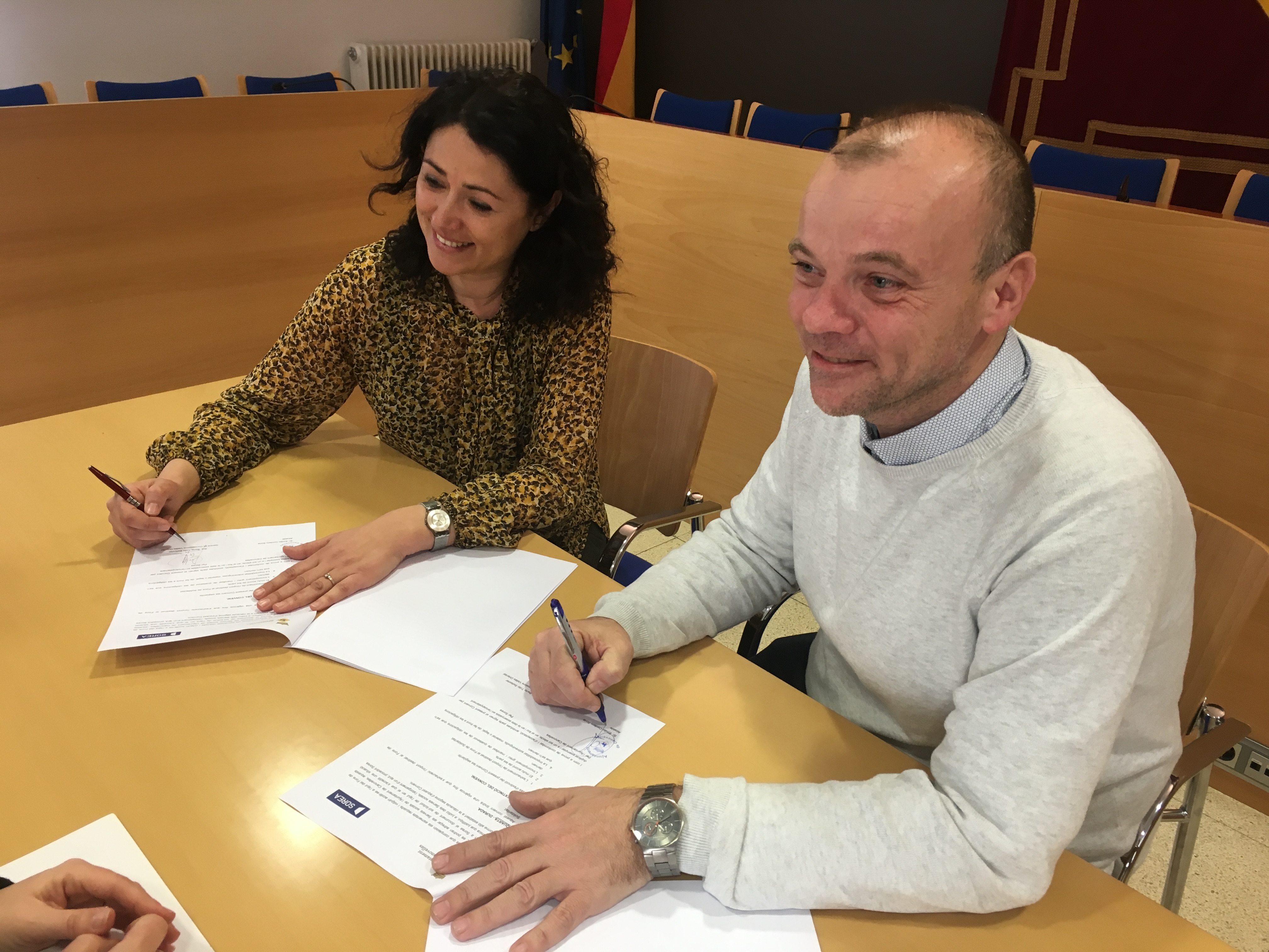 Berta Trillo, gerent de concessions de Sorea, i Emilio Cordero, alcalde de Canovelles, en la signatura del conveni