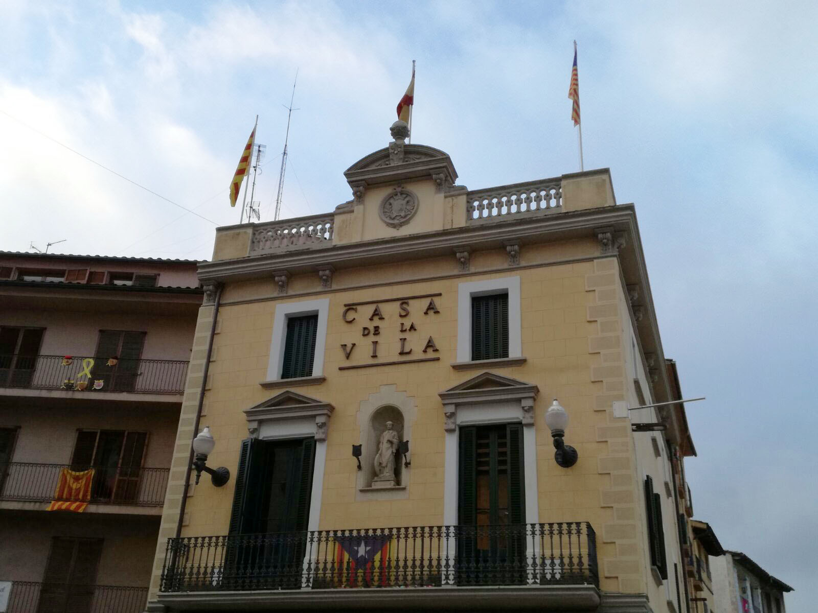 Està situada enmig de la senyera i la bandera de Torelló