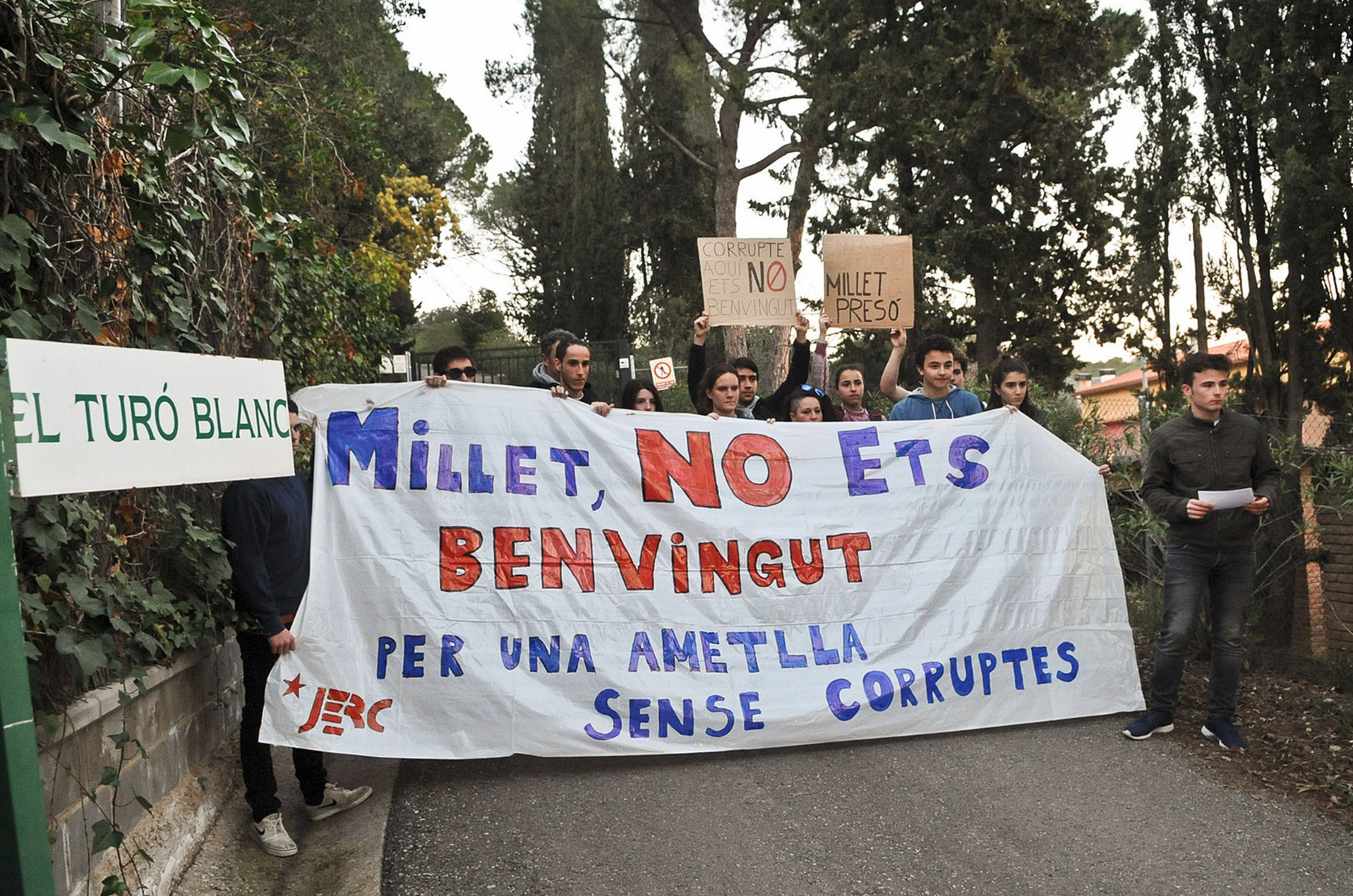Una mobilització de les JERC a les portes de la finca on viu Millet