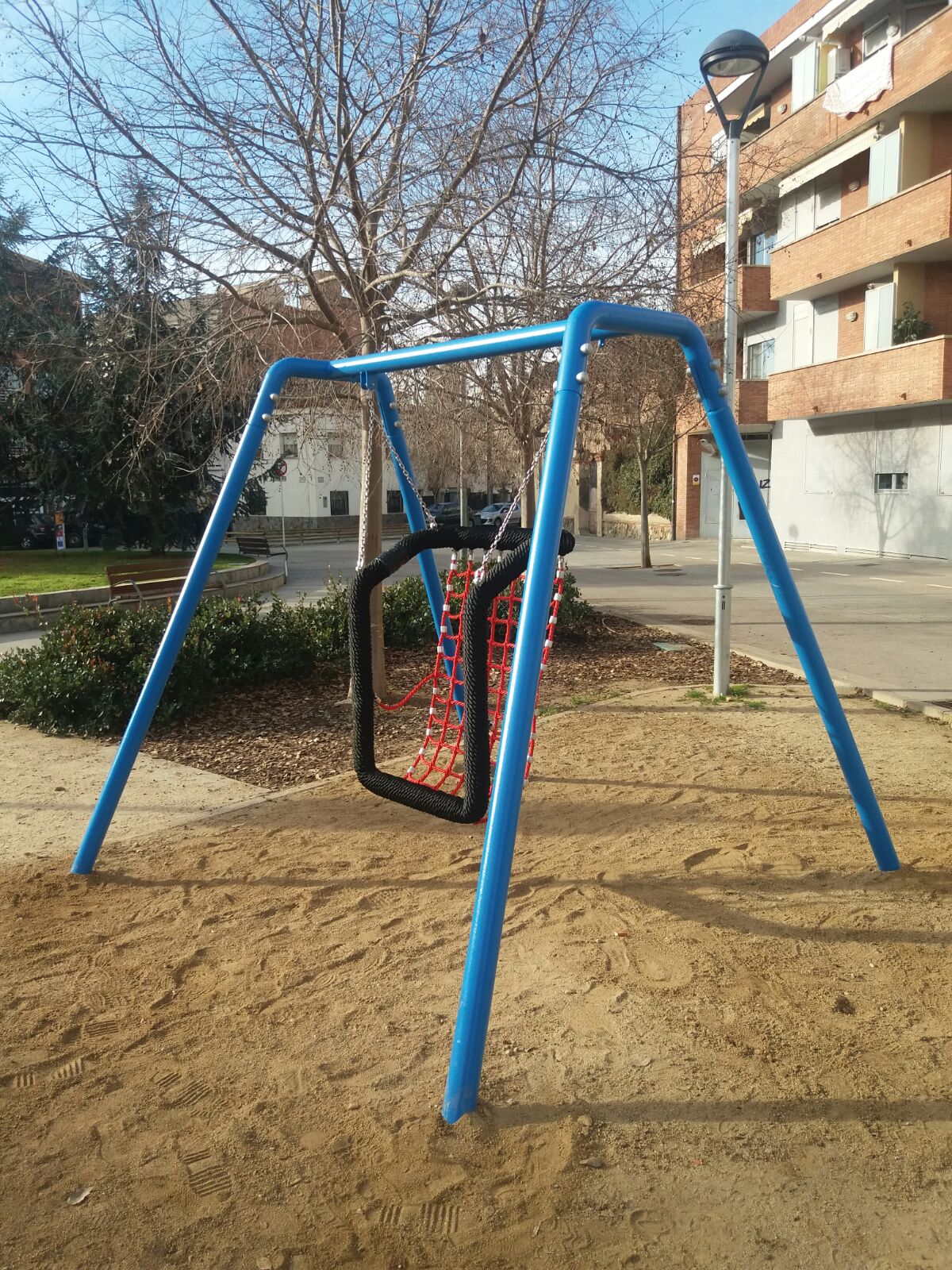 El joc inclusiu de la plaça Francesc Macià ja ha estat instal·lat
