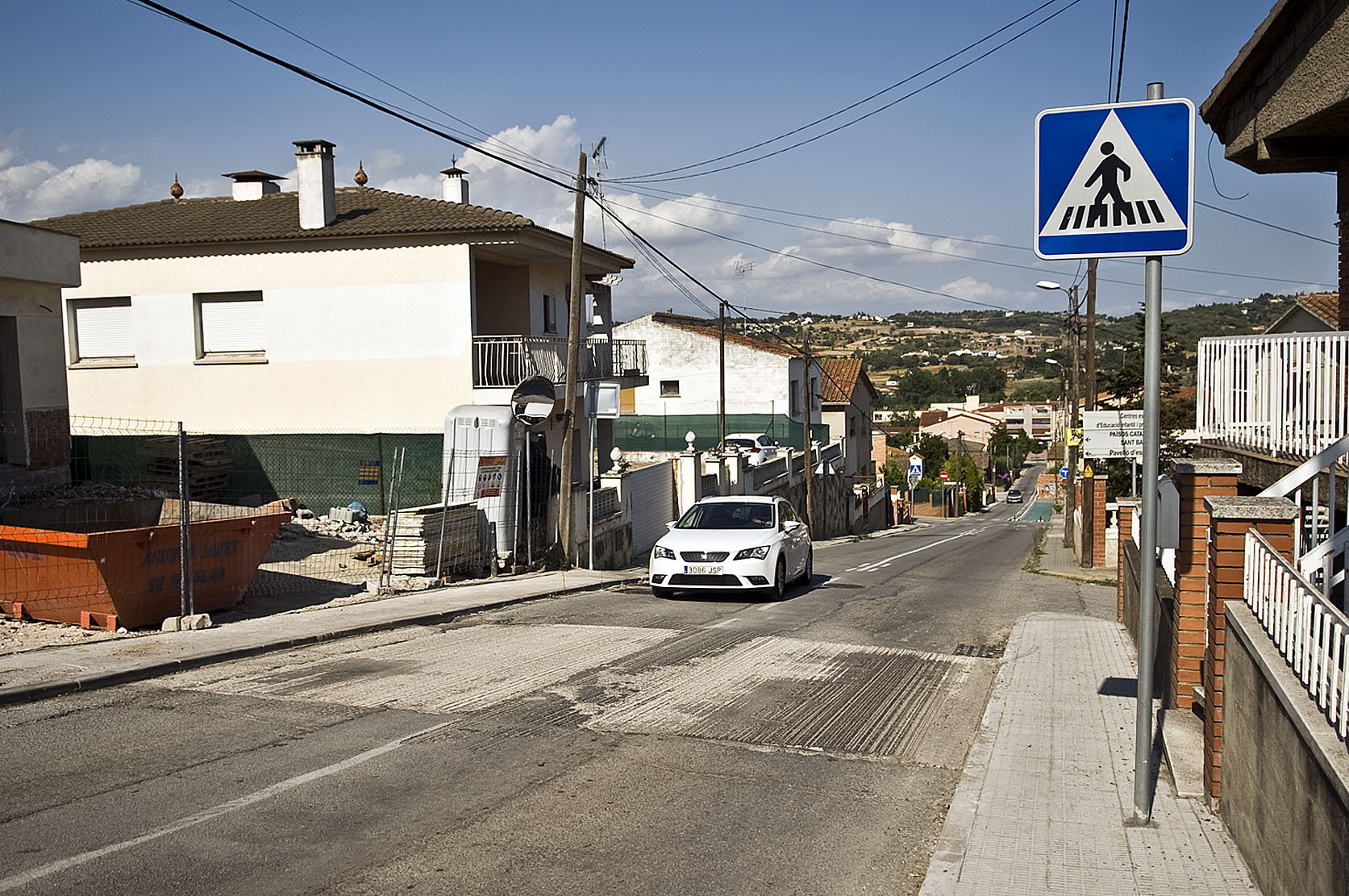 El carrer Francesc Macià és una de les vies d'accés principal als barris fora del nucli urbà