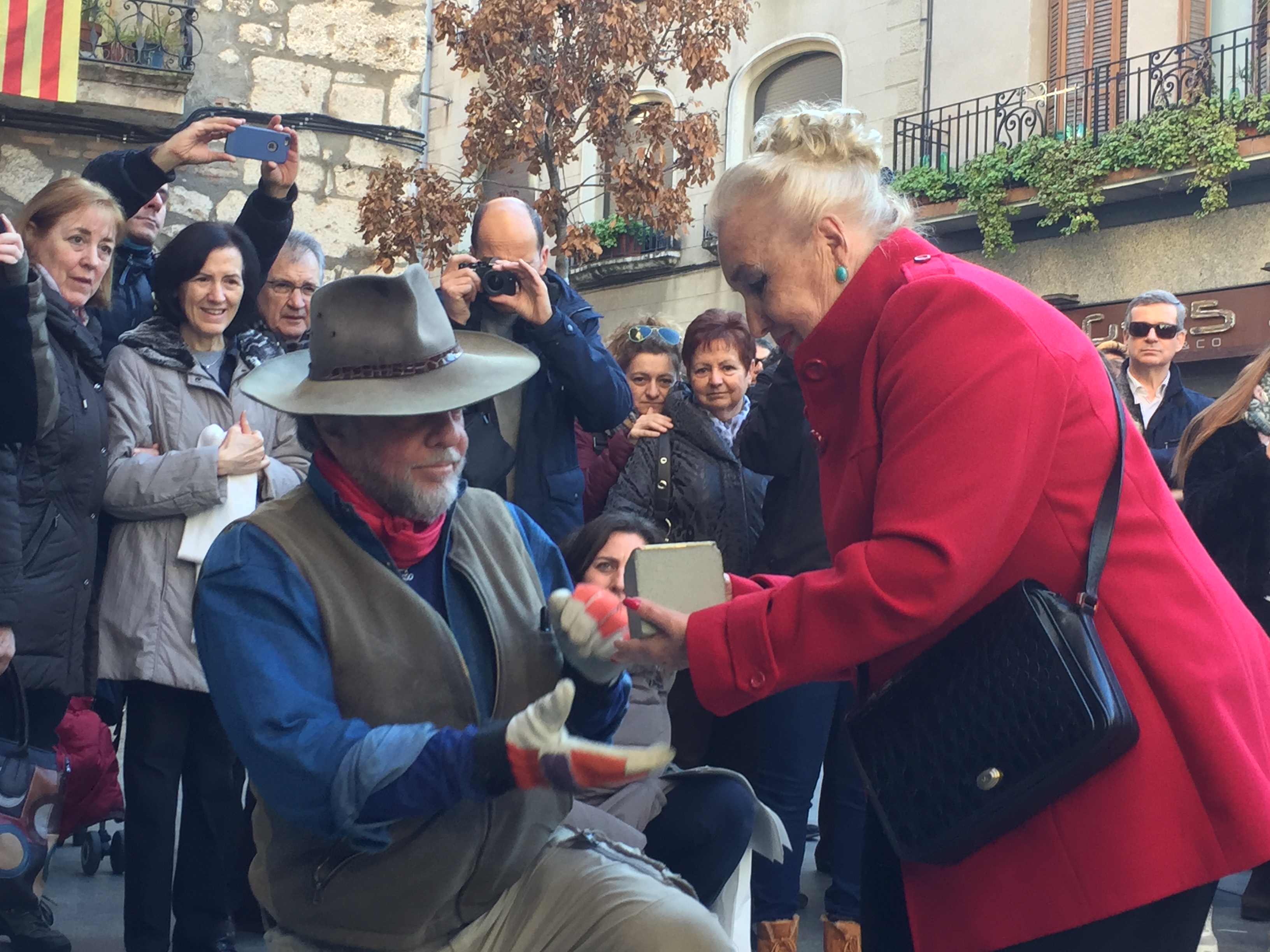 Rosa Pont, filla de Josep Pont, entrega la pedra a Günter Demnig a la plaça de les Olles