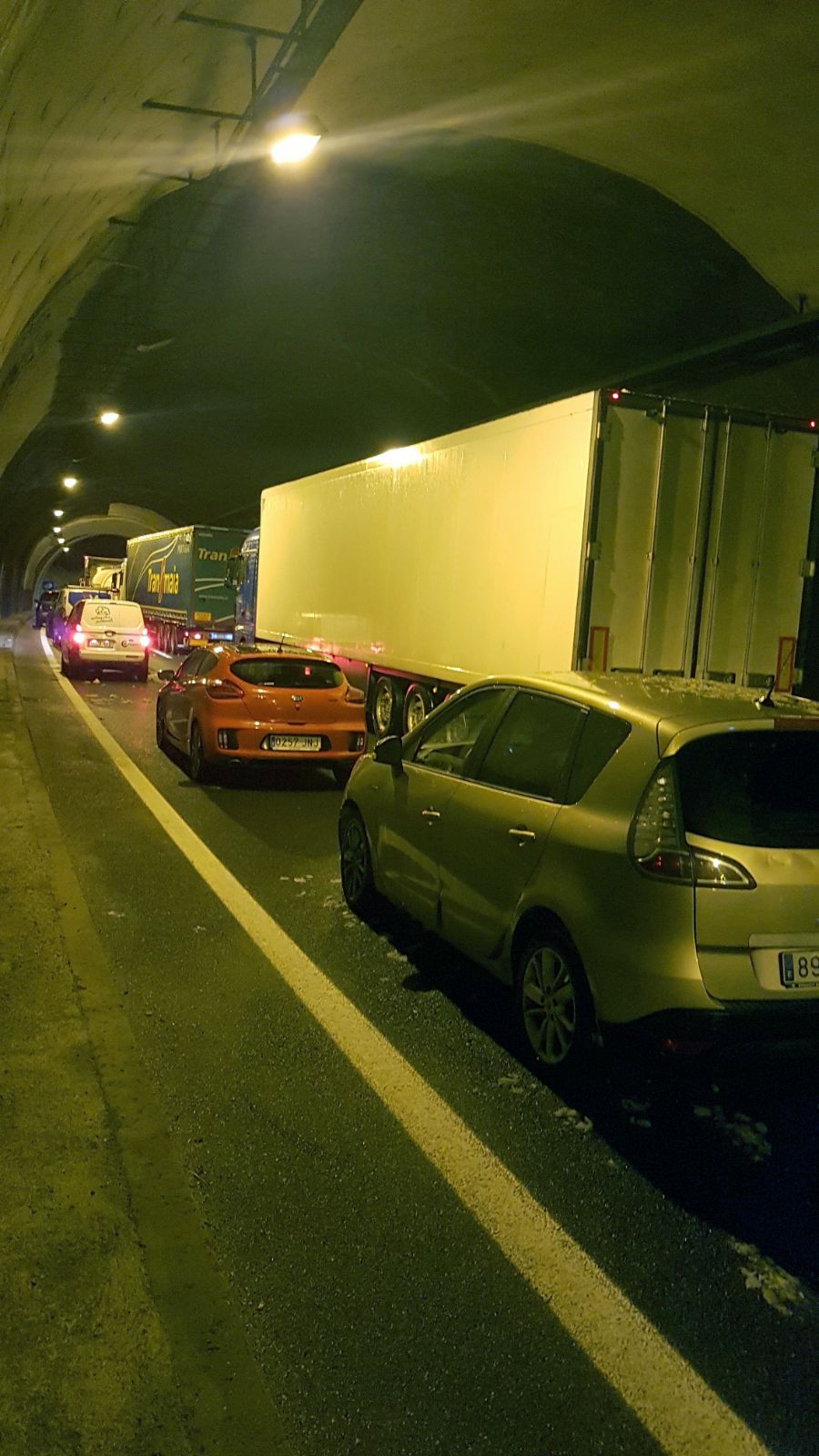 Vehicles parats dins el túnel