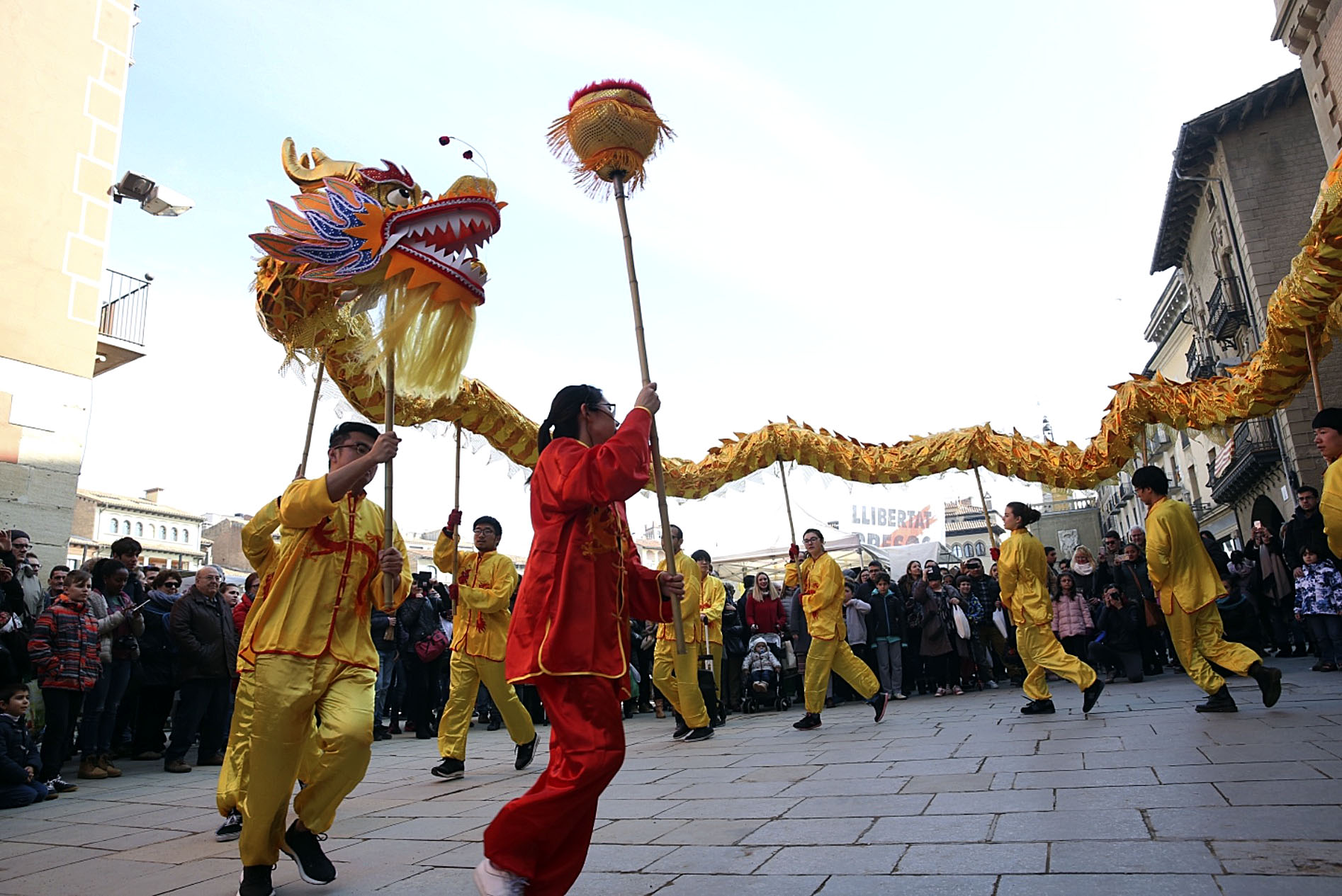 El drac xinès ballant sota el balcó de l'Ajuntament, dissabte durant el mercat setmanal