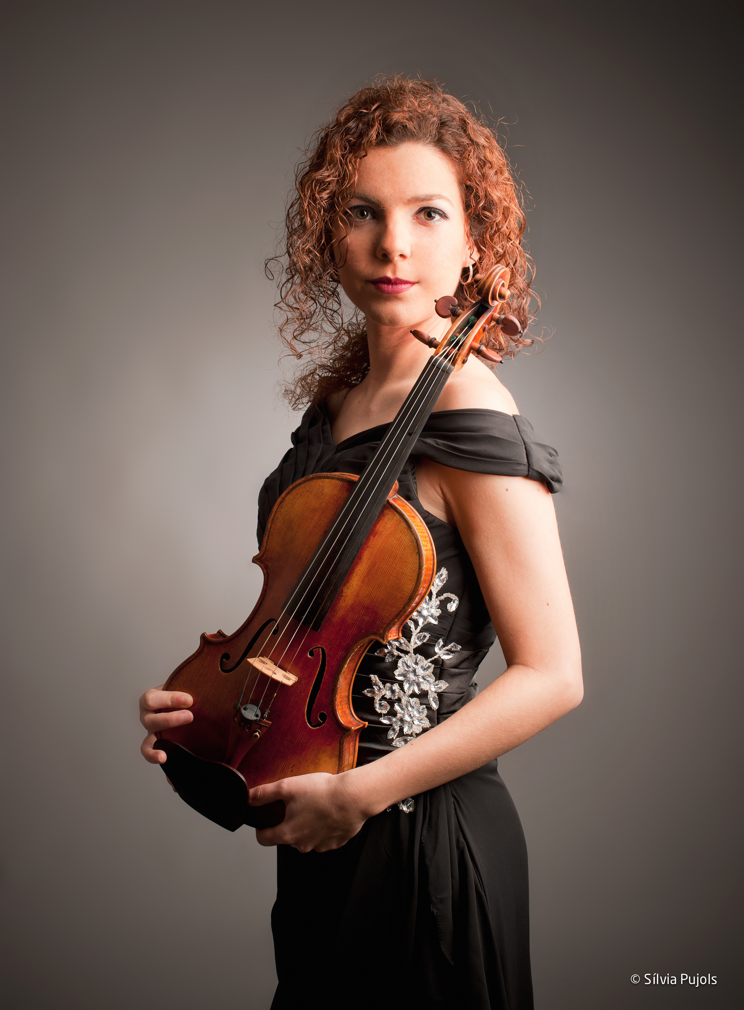Foto d'estudi d'Anna Urpina amb el seu violí