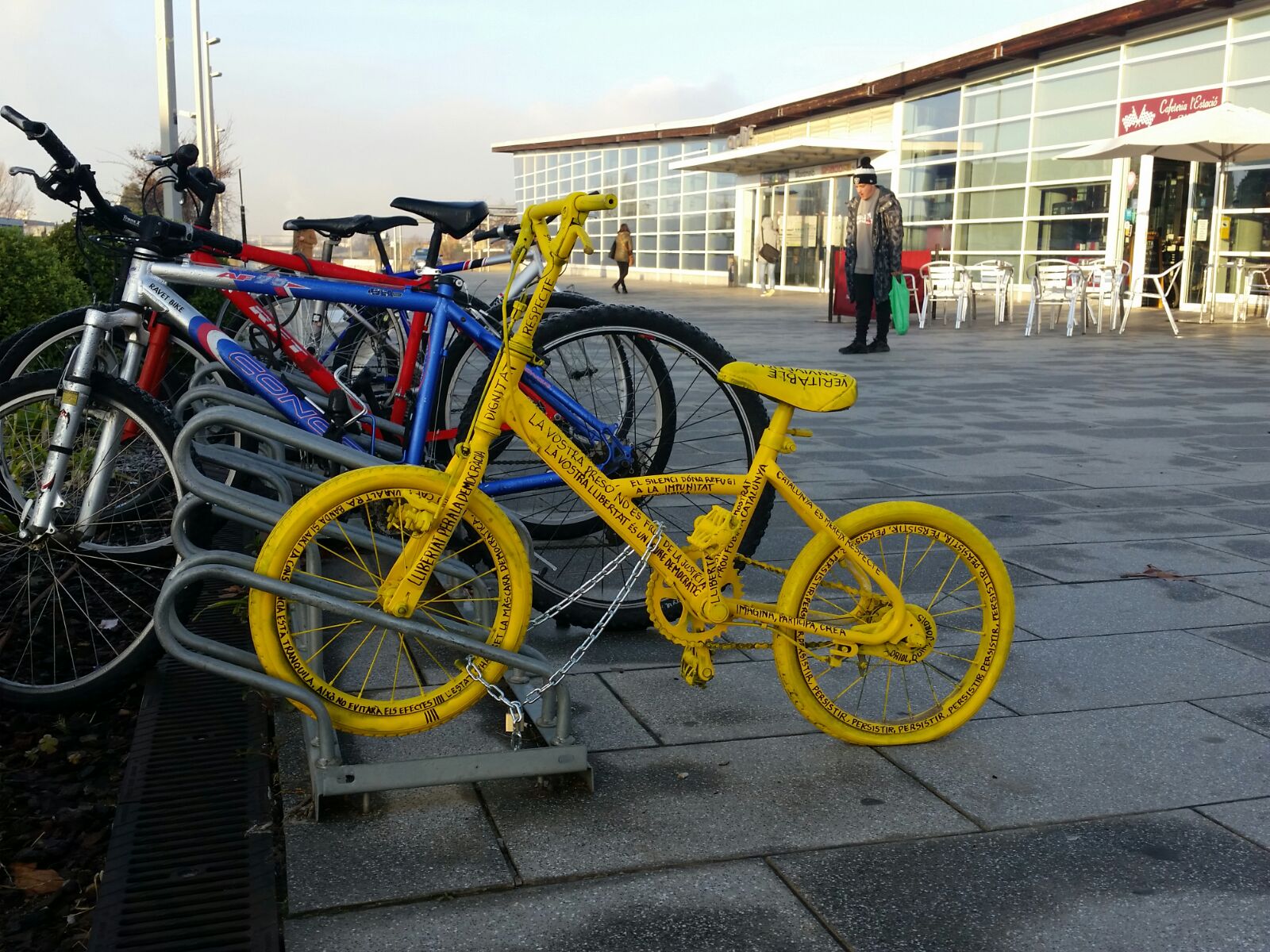 Una de les bicicletes, a l'estació de tren
