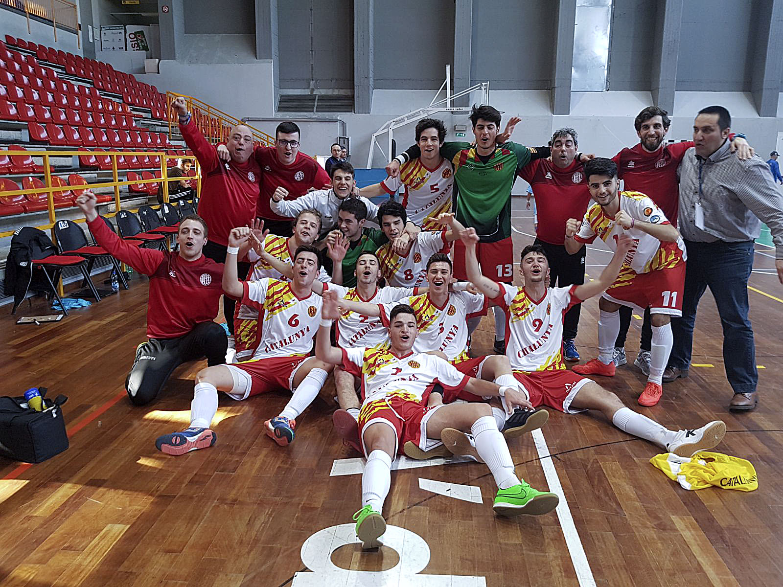 Nil Font, primer per l'esquerra celebrant el títol de campió amb la selecció catalana