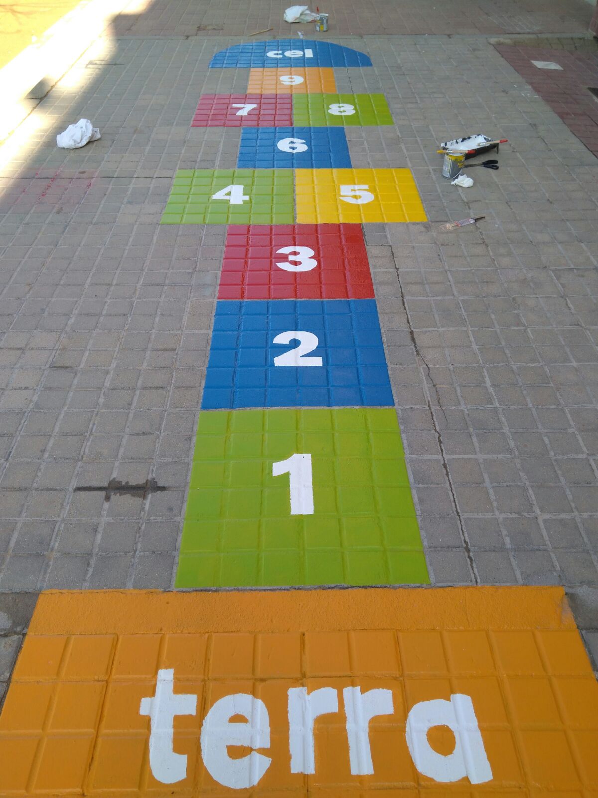 L'AMPA de l'escola Salvador Llobet, de Granollers, pinta jocs al pati | EL9NOU.CAT