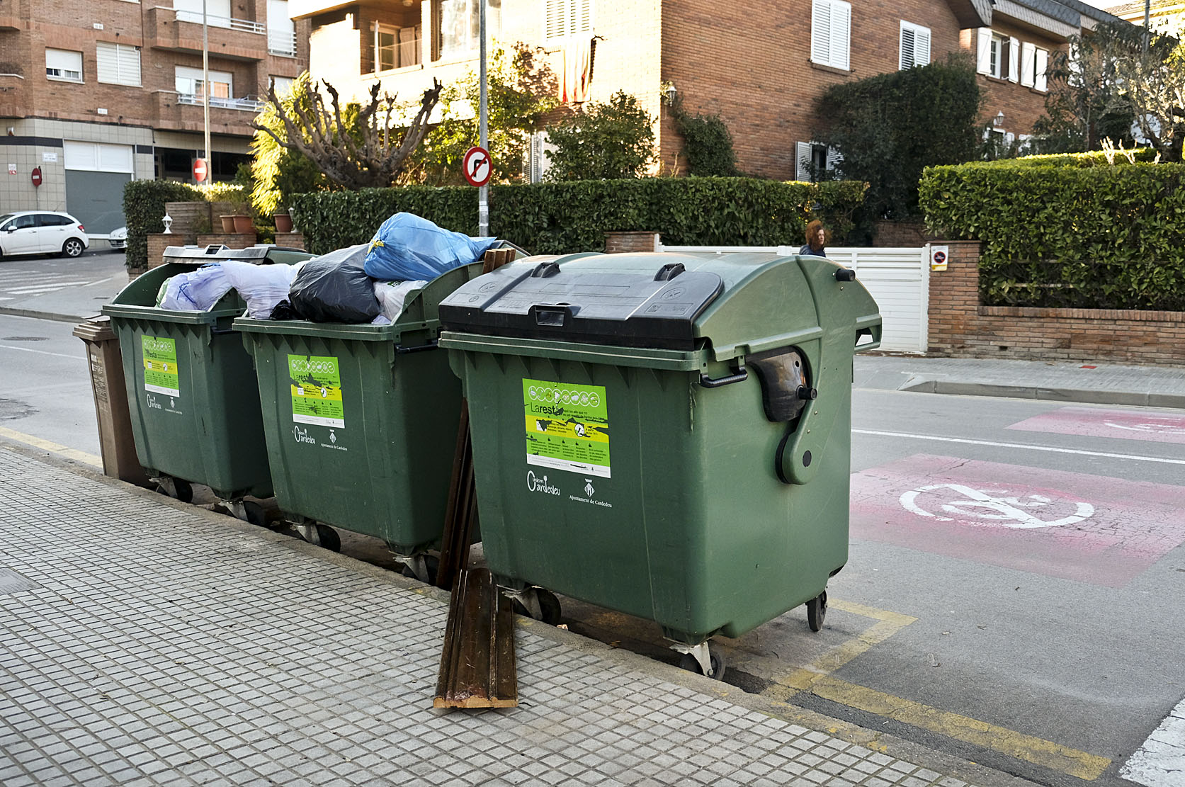 Uns contenidors de recollida d'escombraries a Cardedeu