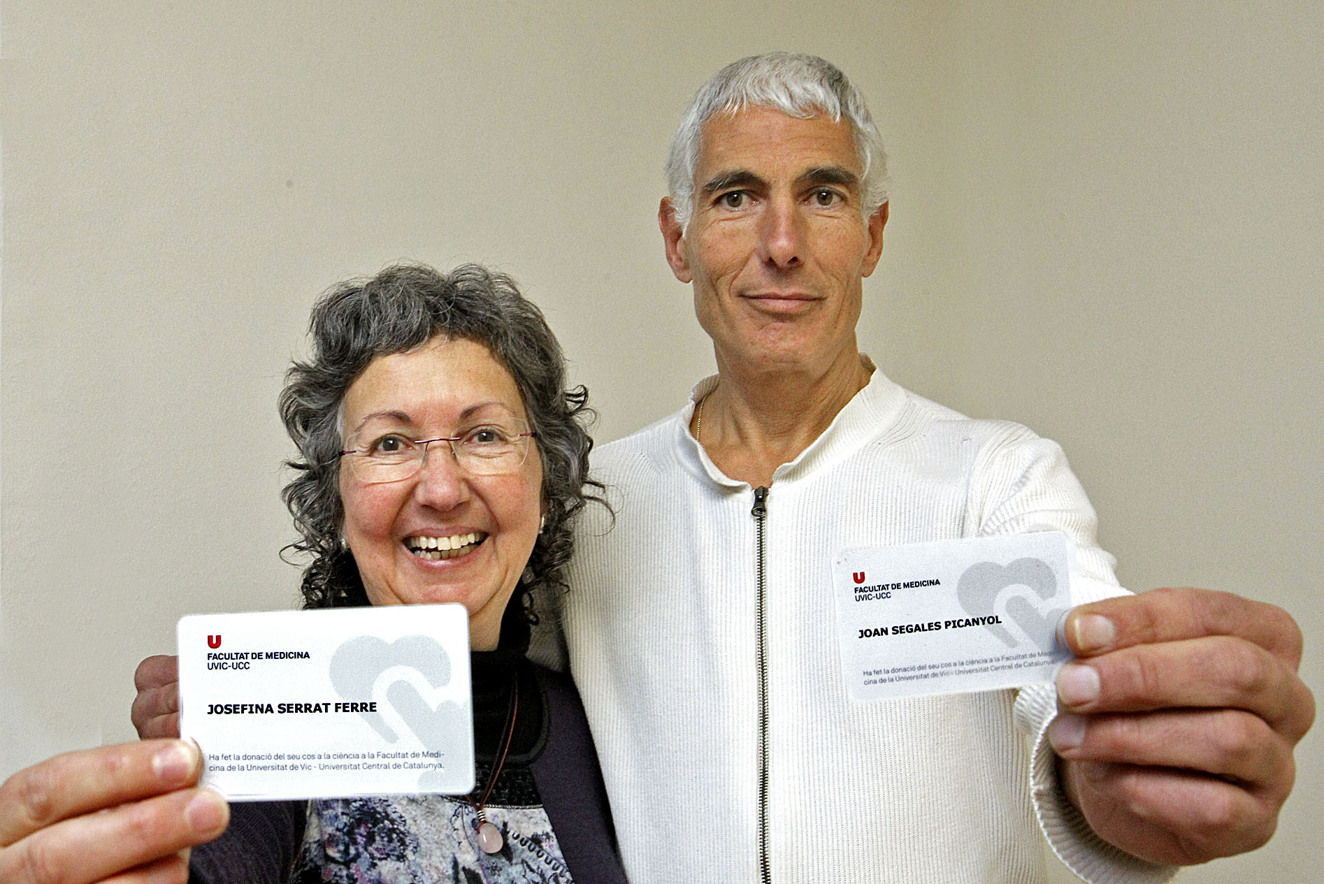Fina Serrat i Joan Segalés amb el carnet de la Facultat de Medicina de la UVic-UCC que els acredita com a donants