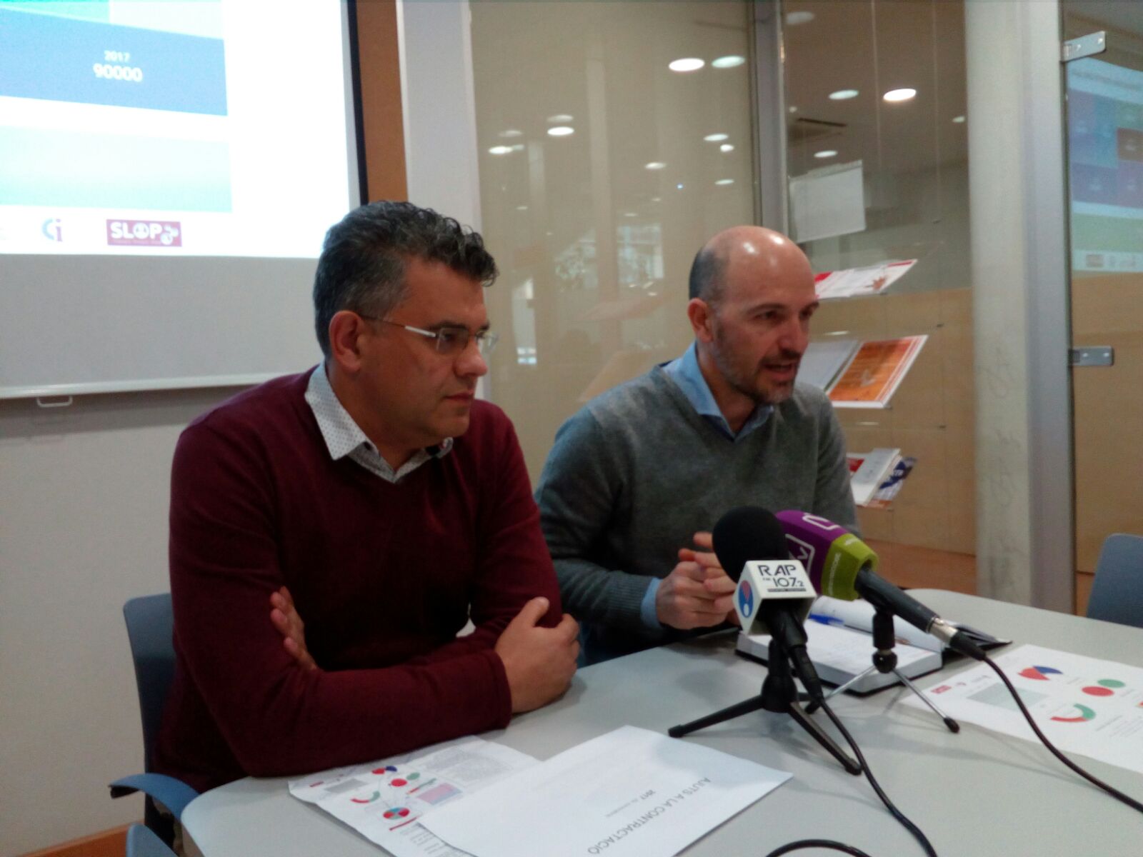 El regidor de Desenvolupament Econòmic, Toni Fernández, i l'alcalde, Sergi Mingote, van valorar els resultats de les polítiques d'inserció laboral a Parets