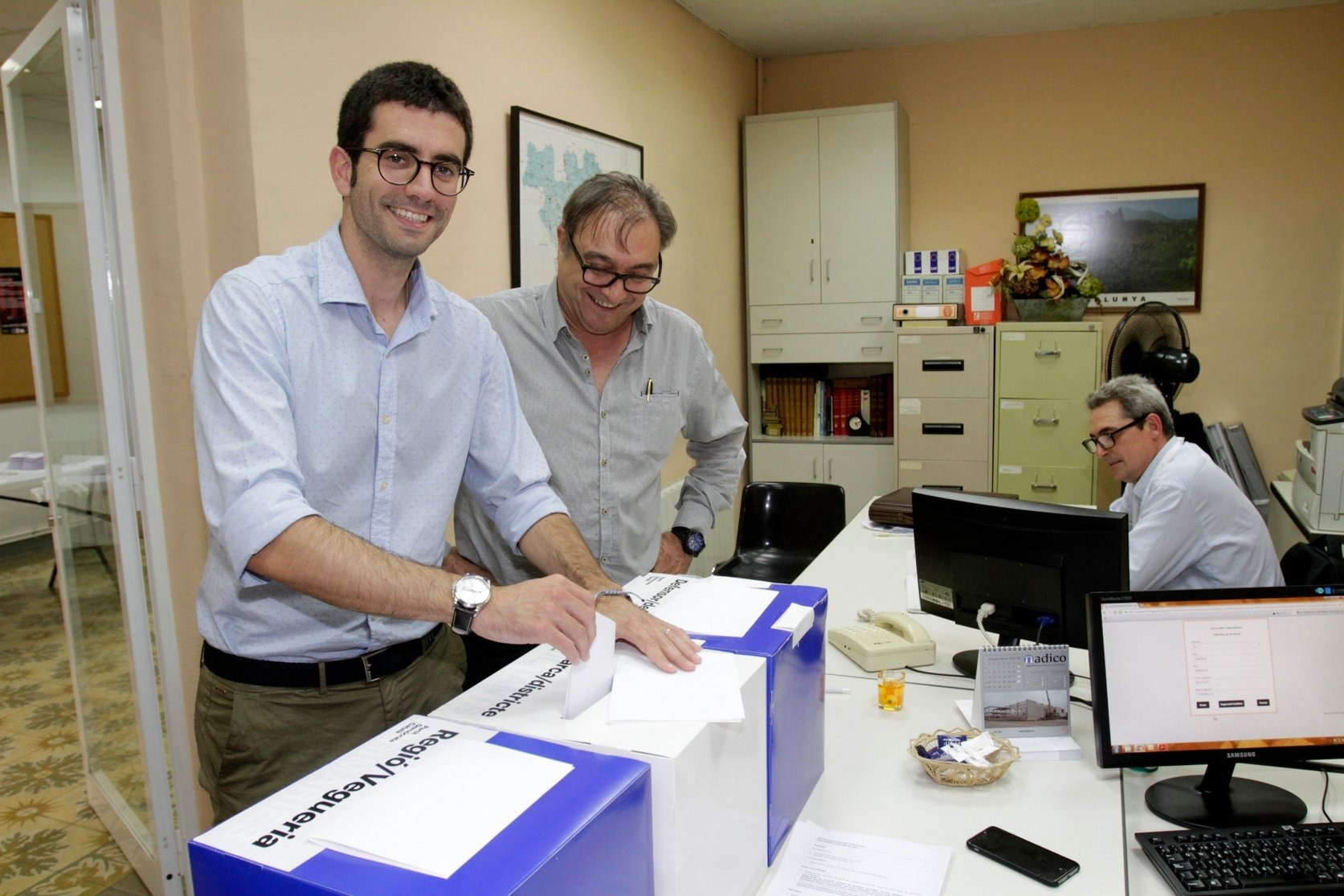Sastre votant en el procés per elegir president comarcal del PDeCAT al setembre del 2016