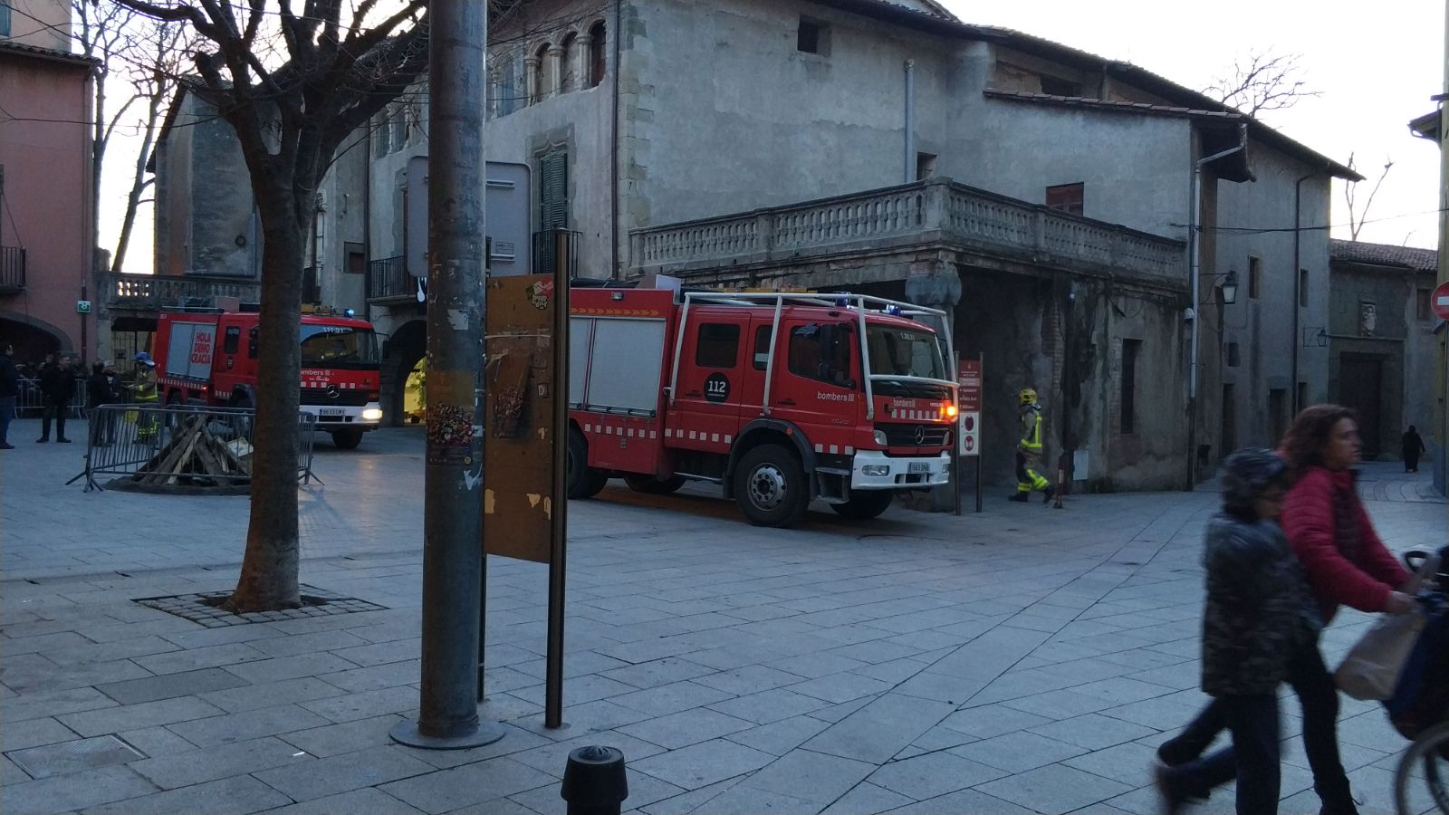 Dos camions de bombers, a la plaça Vella, que han treballat a l'accident