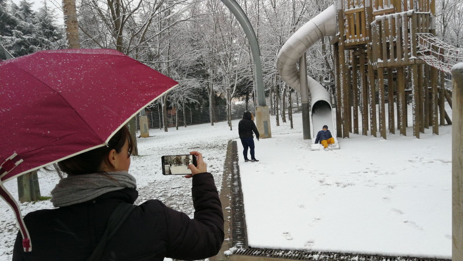 Moltes persones han aprofitat per fer fotos de la neu allà on s'ha acumulat. A la foto, el parc dels Colors de Mollet