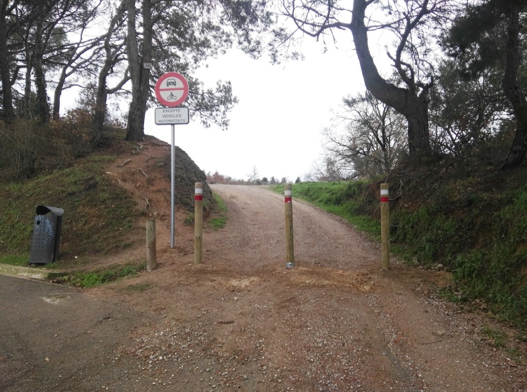 Els vehicles amb motor ja no poden circular pel camí de la Serreta