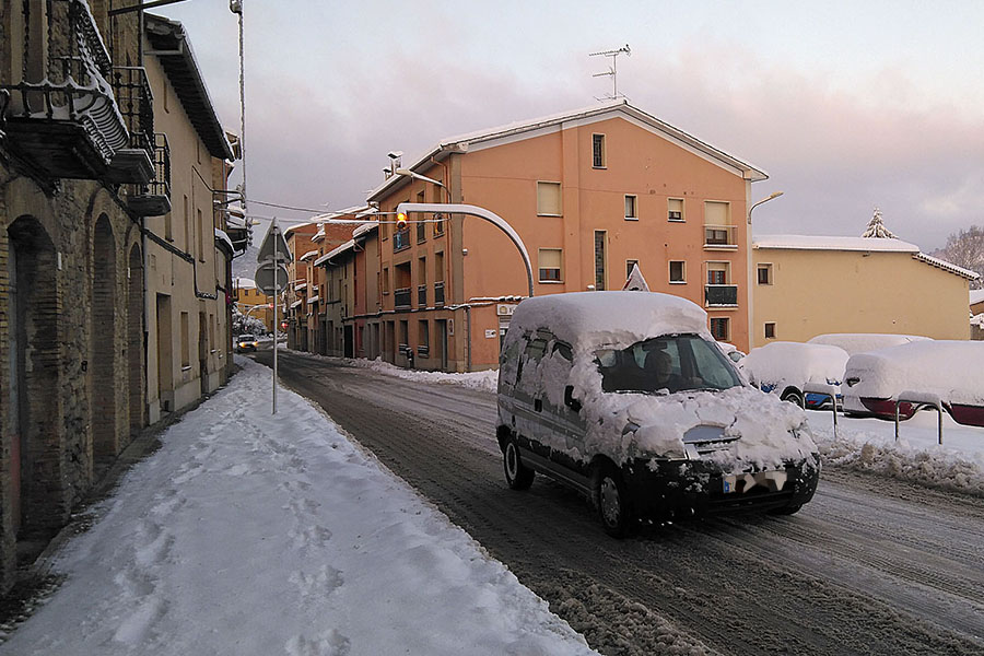 Un cotxe circulant amb neu al sostre aquest dimarts al matí