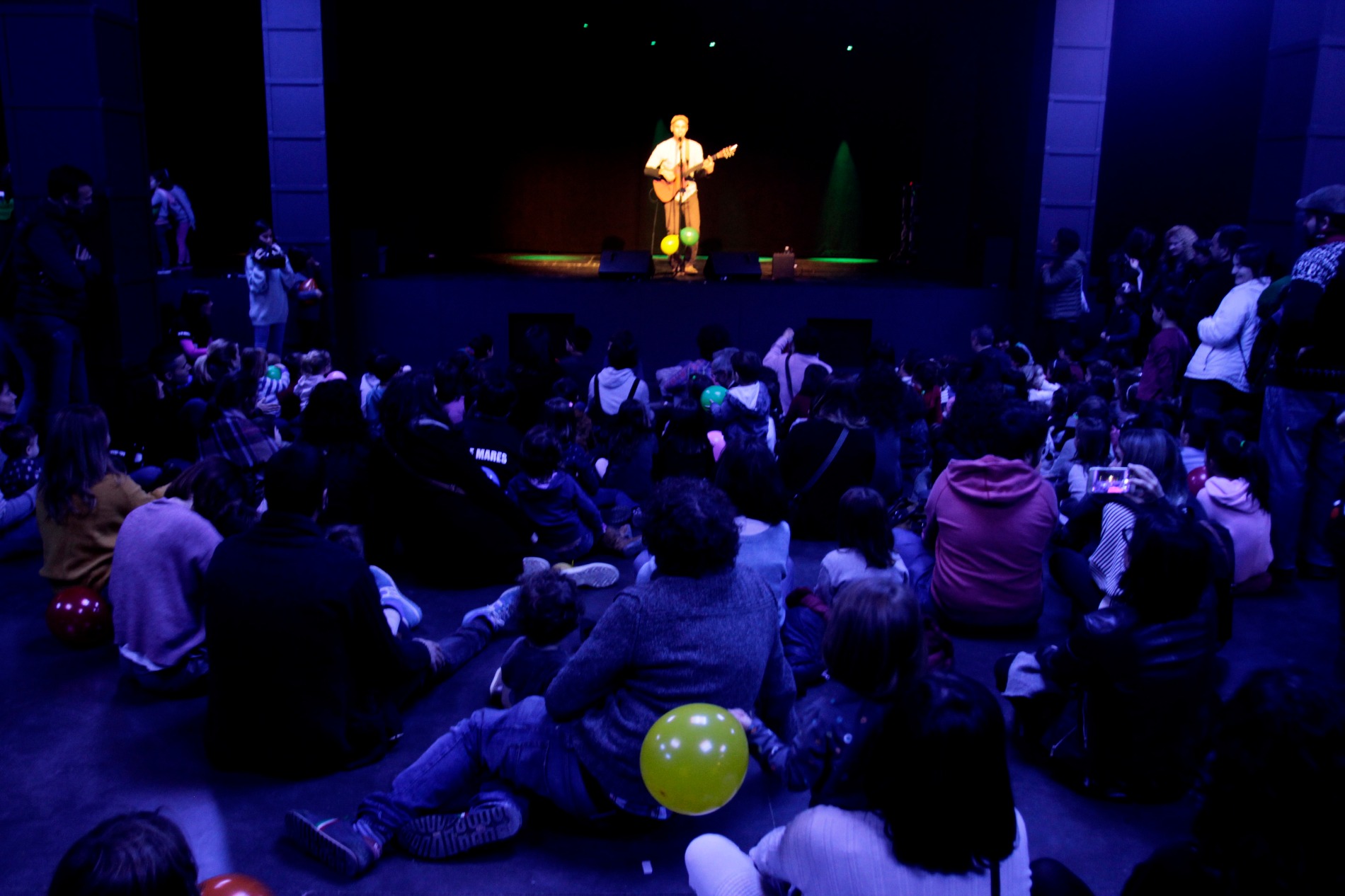 Roigé ha fet cantar i ballar les 300 persones que han anat al setè concert d'Entre Mares
