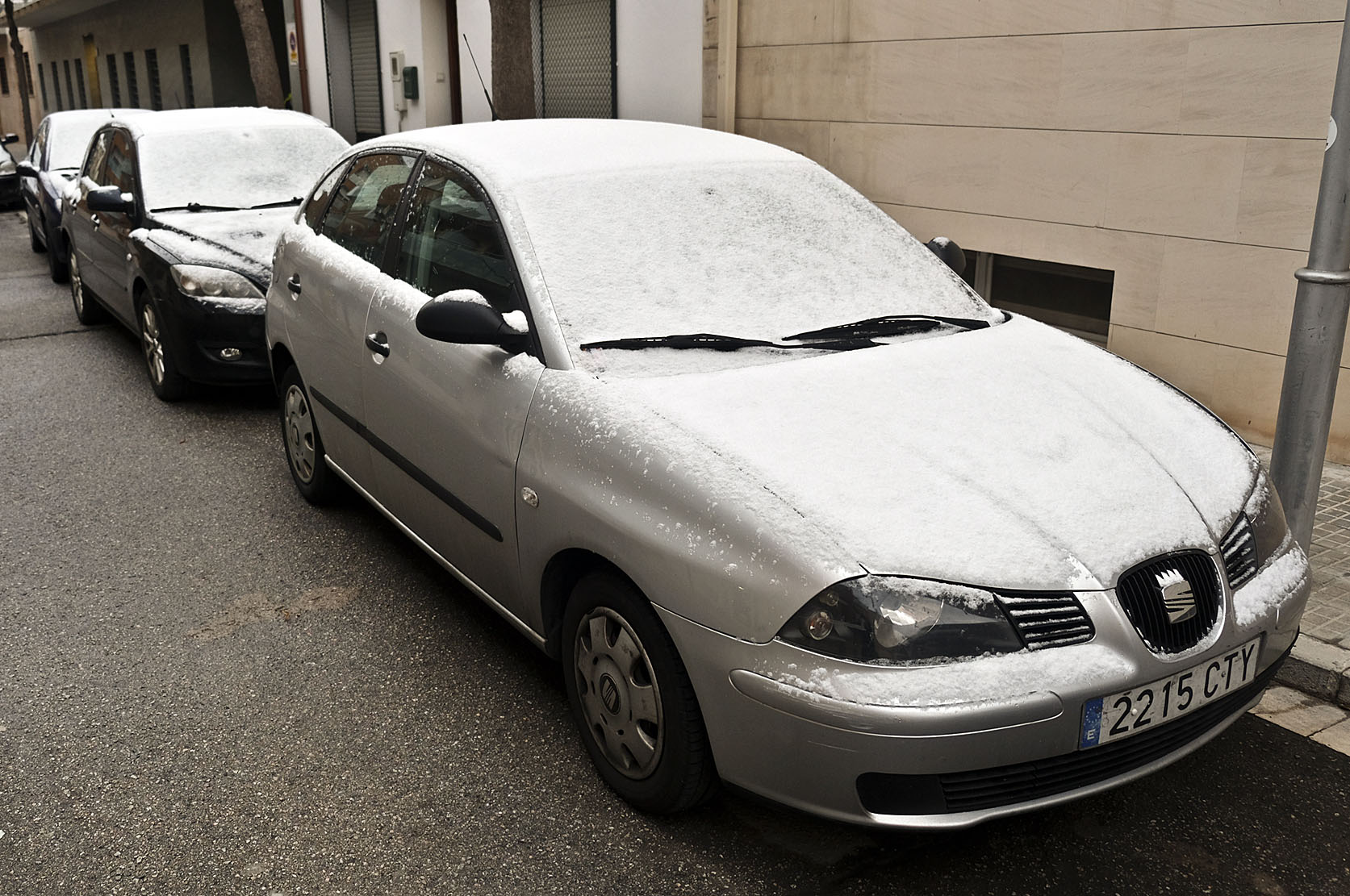 Cotxes coberts per una mica de neu aquest dimarts al matí a la Garriga