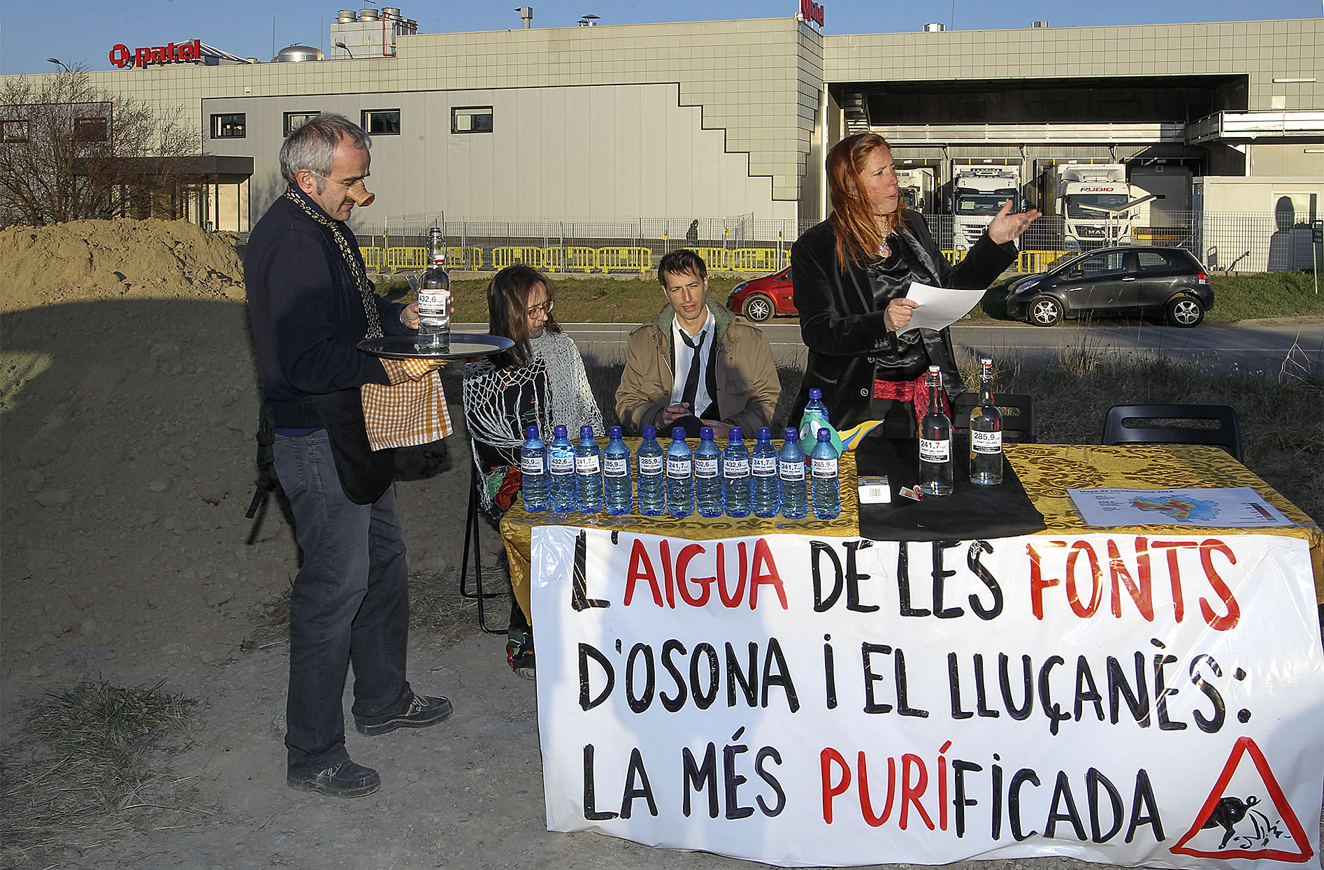 Membres del Grup de Defensa de Ter denunciant la contaminació de les aigües