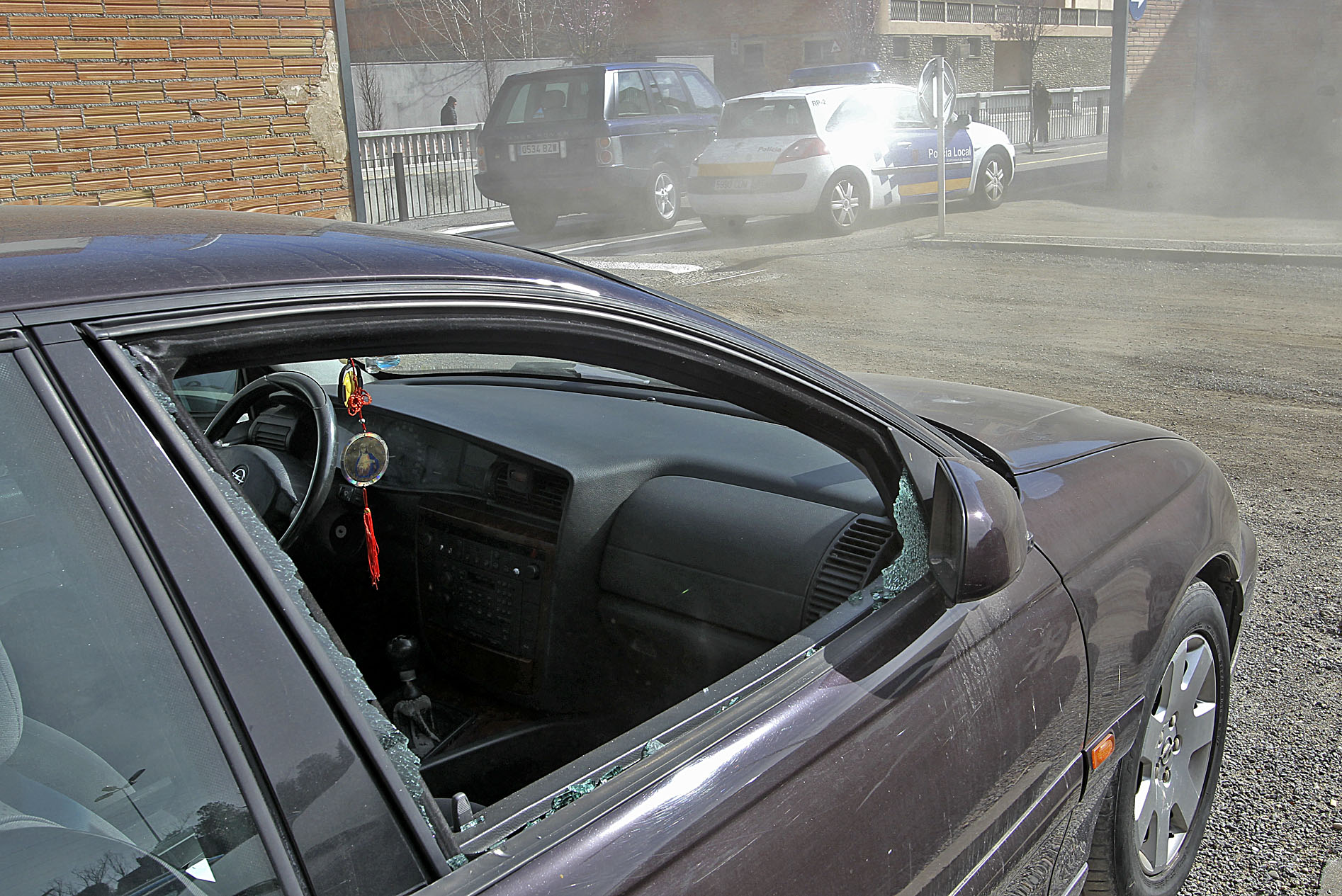 Un dels sis cotxes afectats aquest matí a l'aparcament de Pysesa de Manlleu