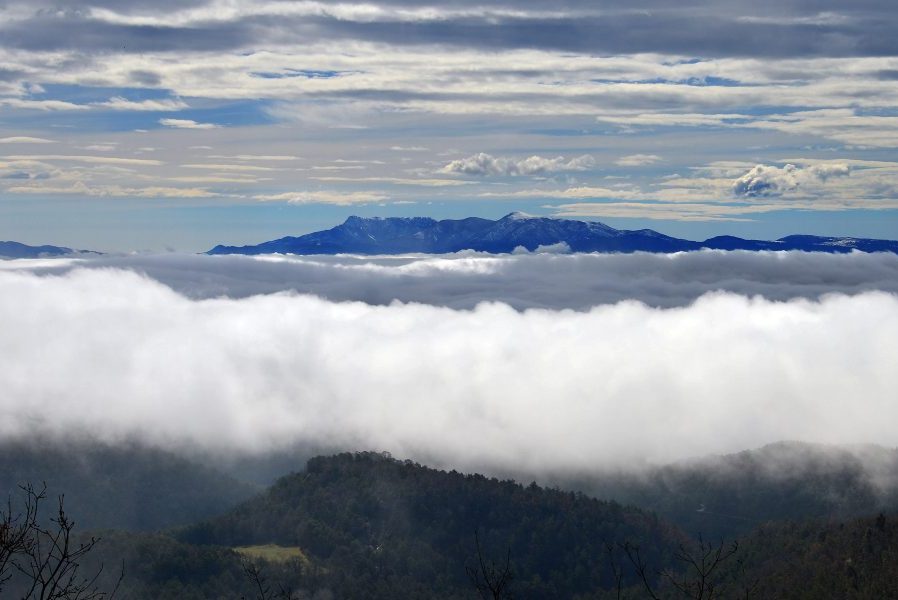 El Montseny vist des dels Munts amb la boira a tota la Plana de Vic