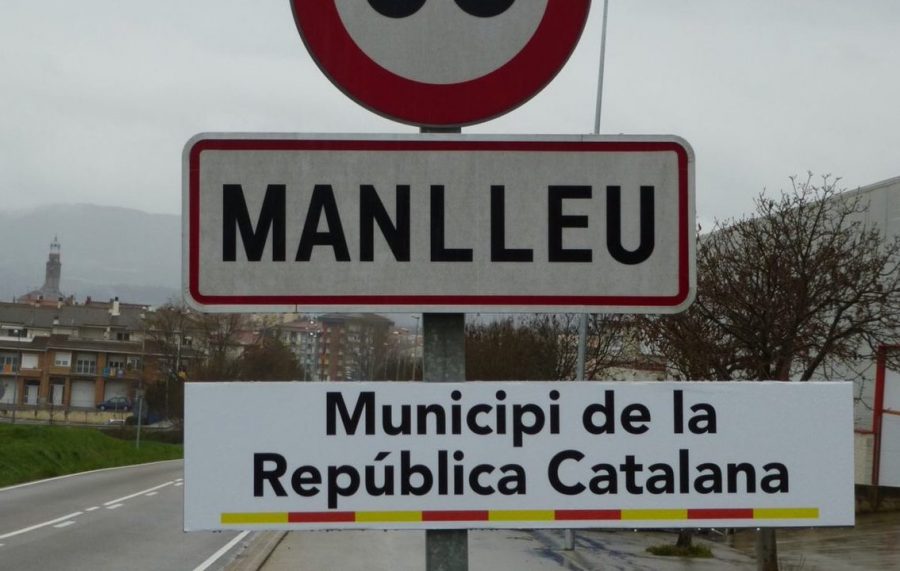 El cartell de Municipi de la República Catalana en un dels accessos a Manlleu