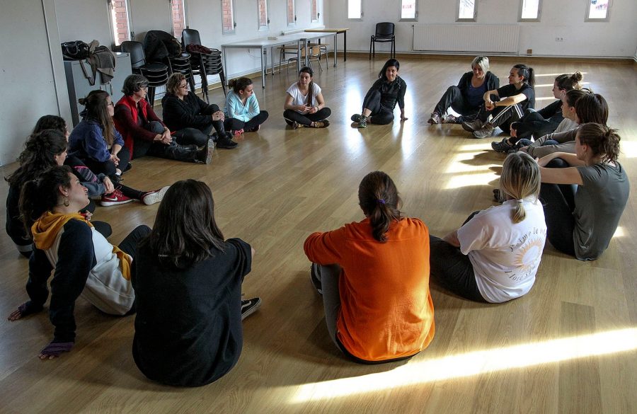 El col·lectiu Biterna va impartir un taller d'autodefensa feminista aquest diumenge a Vic