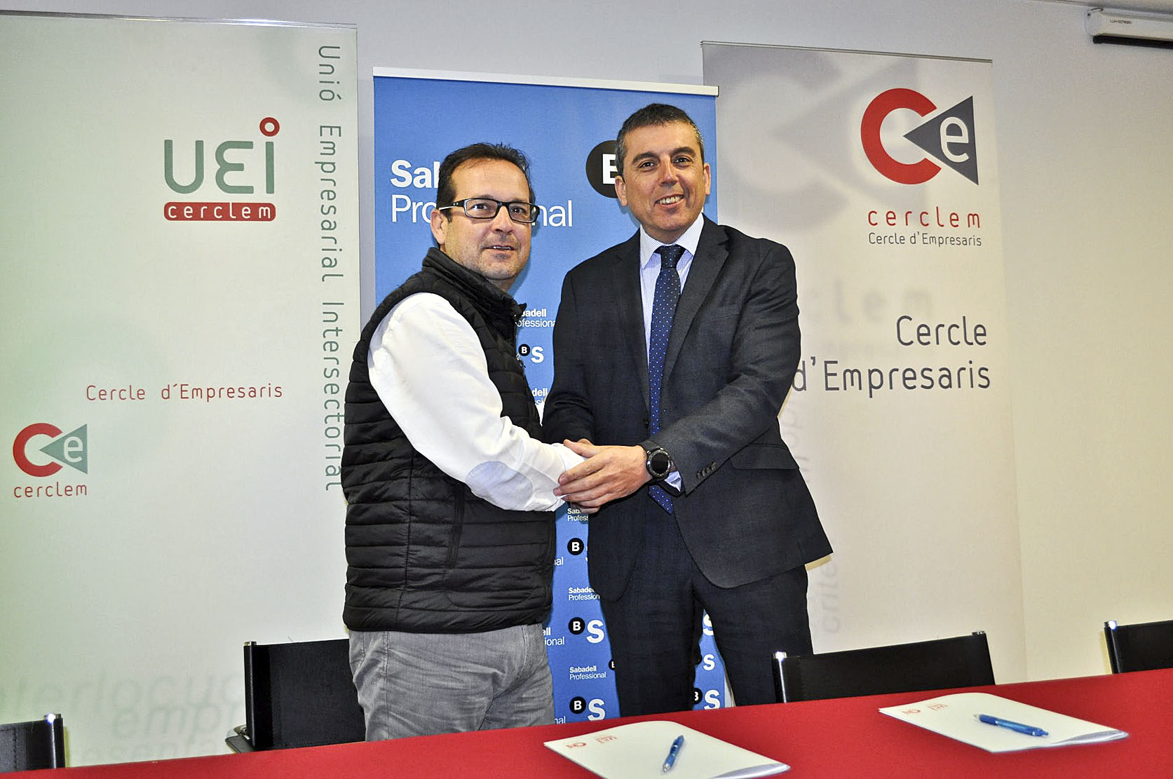 Joaquim Colom, director general de la UEI, i Benito Reales, responsable del Banc Sabadell a la comarca, van firmar el conveni