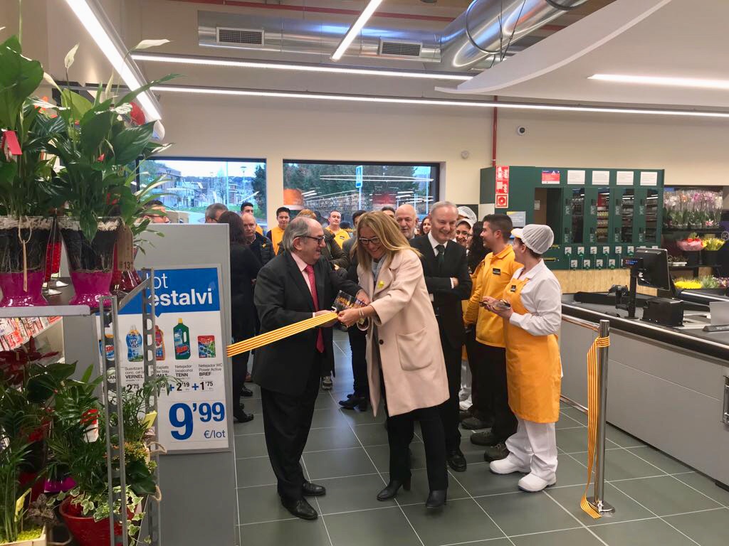 El propietari de Bon Preu Joan Font i l'alcaldessa de Vilanova, Yolanda Lorenzo, han inaugurat el supermercat aquest dilluns