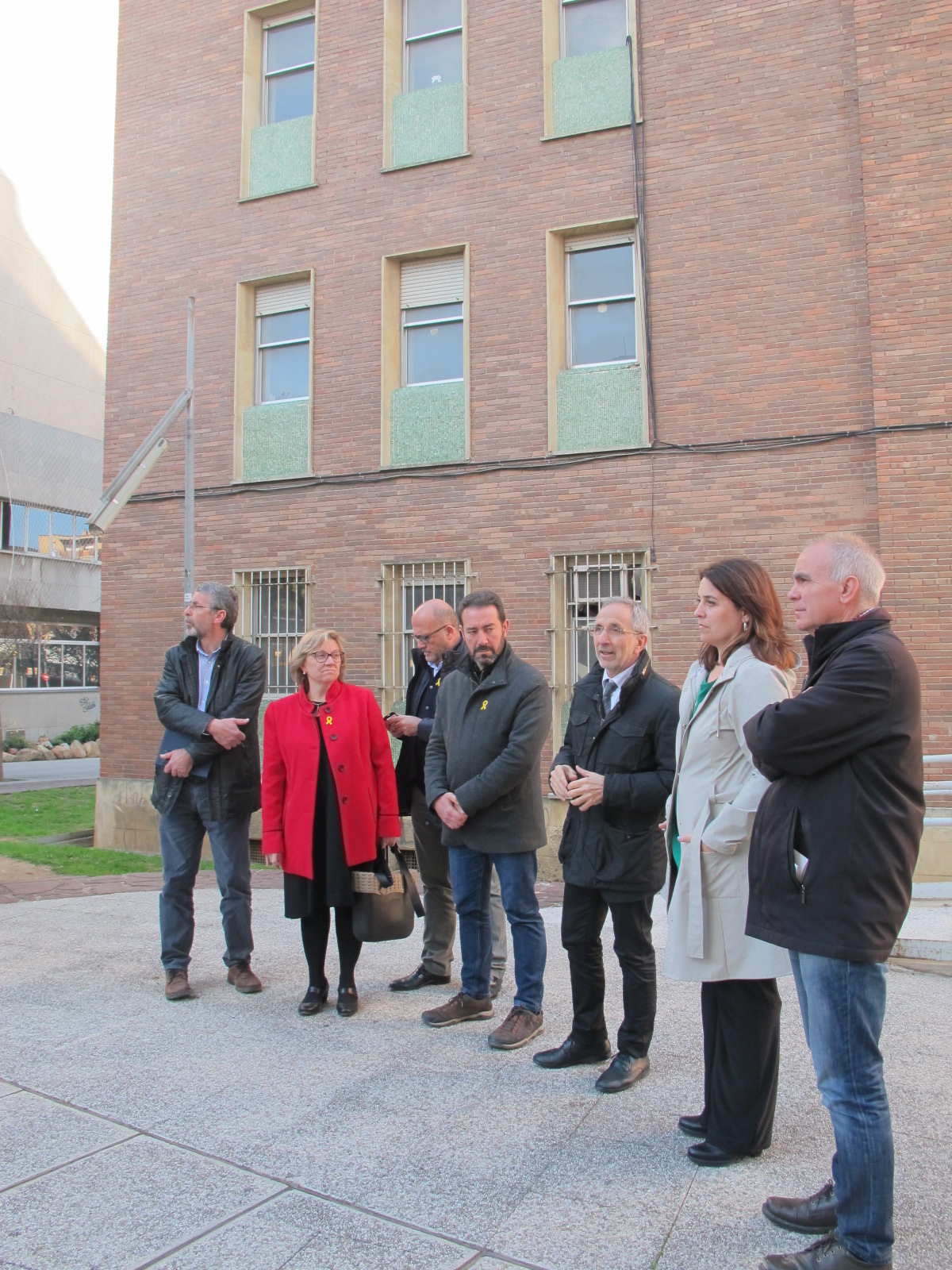 Responsables locals i comarcals davant de l'edifici dels antics jutjats de Granollers que acollirà la seu del Consell Comarcal