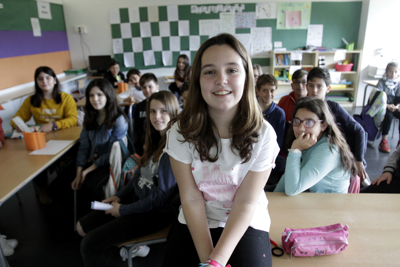 Clàudia González, autora del vídeo, amb els seus companys de la classe de sisè B