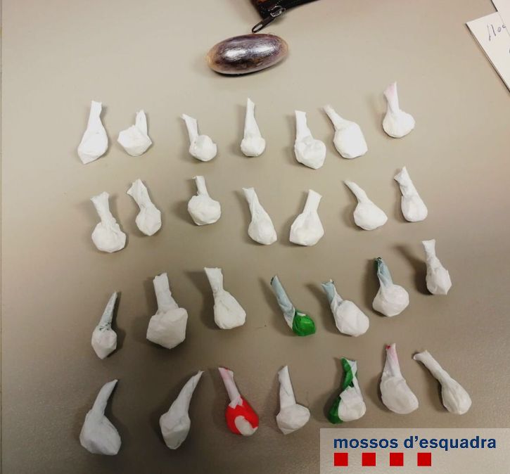 Les 28 paperines de cocaïna i la peça de haixix localitzades a l'interior del cotxe del detingut